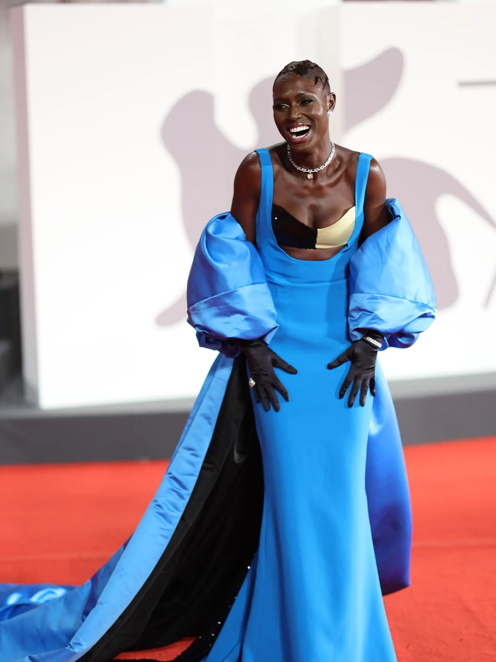 Odvážnymi a neobyčajnými šatami zahviezdila aj herečka Jodie Turner-Smith (35).