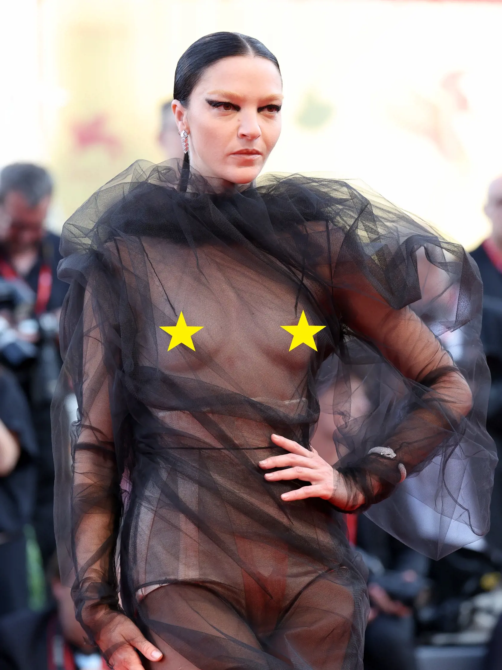 Najviac rozruchu na červenom koberci však vyvolala talianska modelka a herečka Mariacarla Boscono, ktorá sa na slávnostnom zahájení objavila v odvážnom modeli a s dramatickým výrazným líčením.