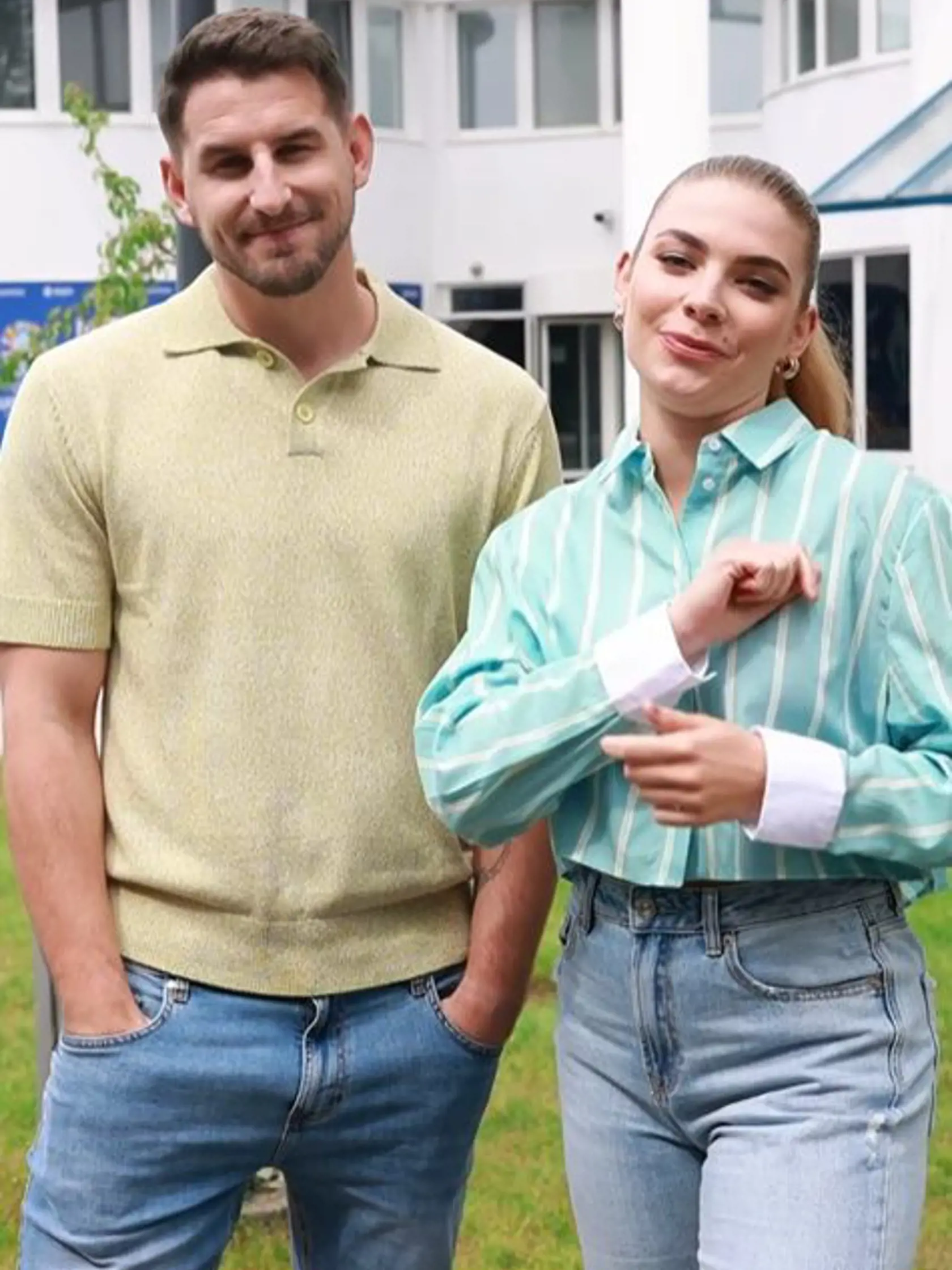 Nový moderátor Marek mal v upútavke na ich premiérové Teleráno ruky vo vreckách. To vytočilo nejedného diváka.