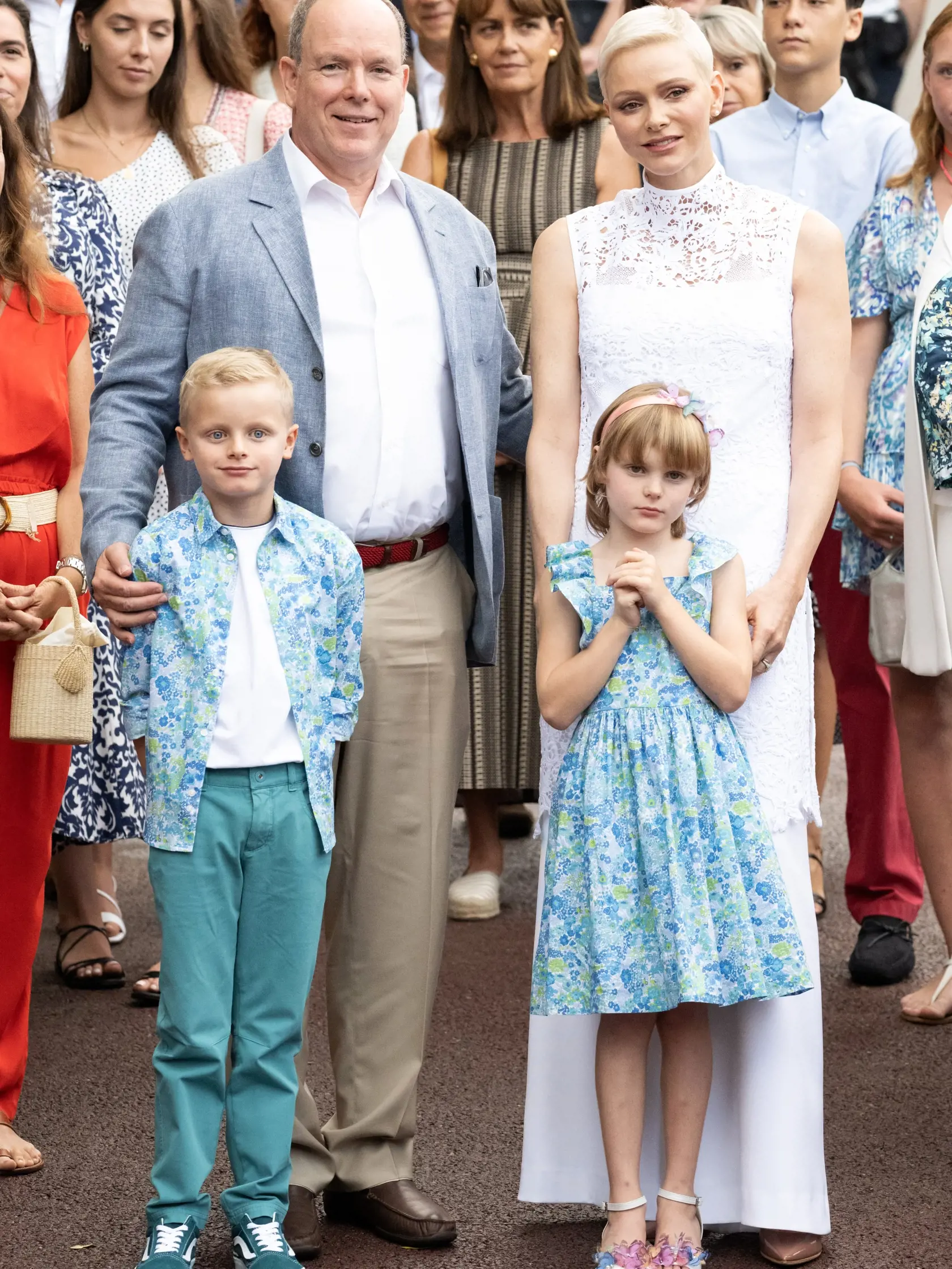 Princezná Charlene predviedla svoju štíhlu postavu v bielom čipkovano komplete, keď sa vzácne objavila so svojím manželom princom Albertom a ich dvojčatami Gabriellou a Jacquesom.
