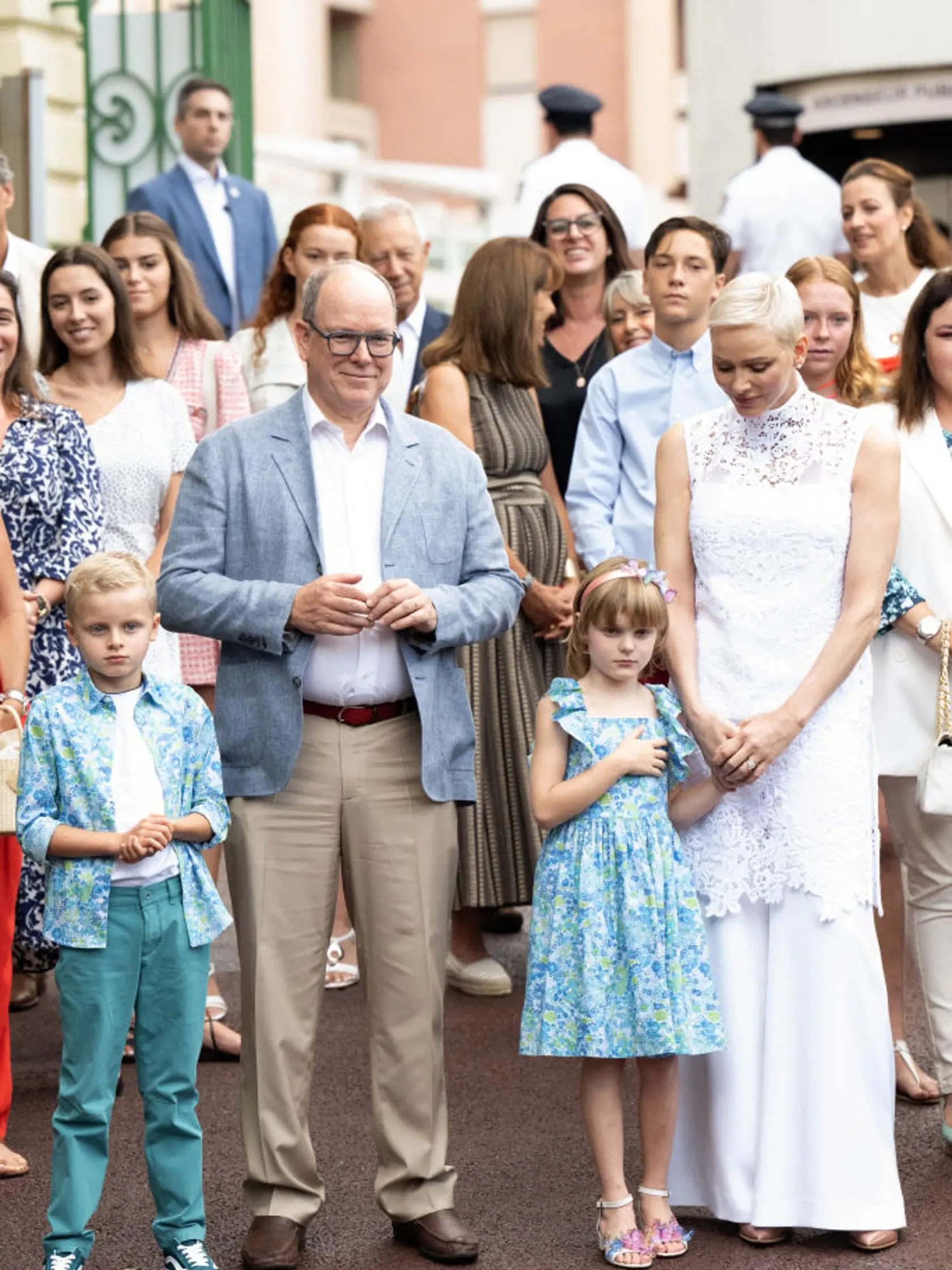 Princezná Charlene predviedla svoju štíhlu postavu v bielom čipkovano komplete, keď sa vzácne objavila so svojím manželom princom Albertom a ich dvojčatami Gabriellou a Jacquesom.