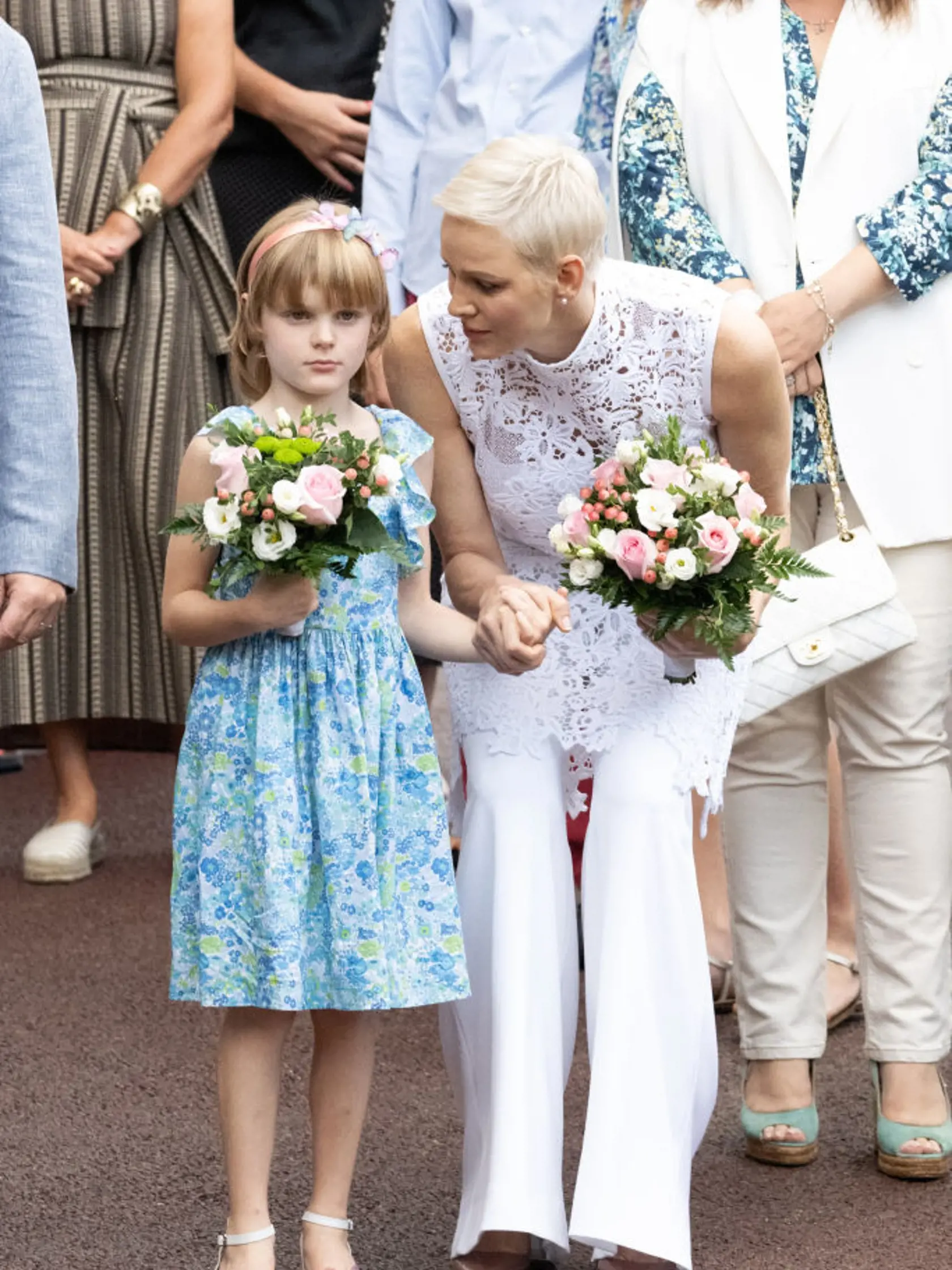 Princezná Charlene predviedla svoju štíhlu postavu v bielom čipkovano komplete, keď sa vzácne objavila so svojím manželom princom Albertom a ich dvojčatami Gabriellou a Jacquesom.
