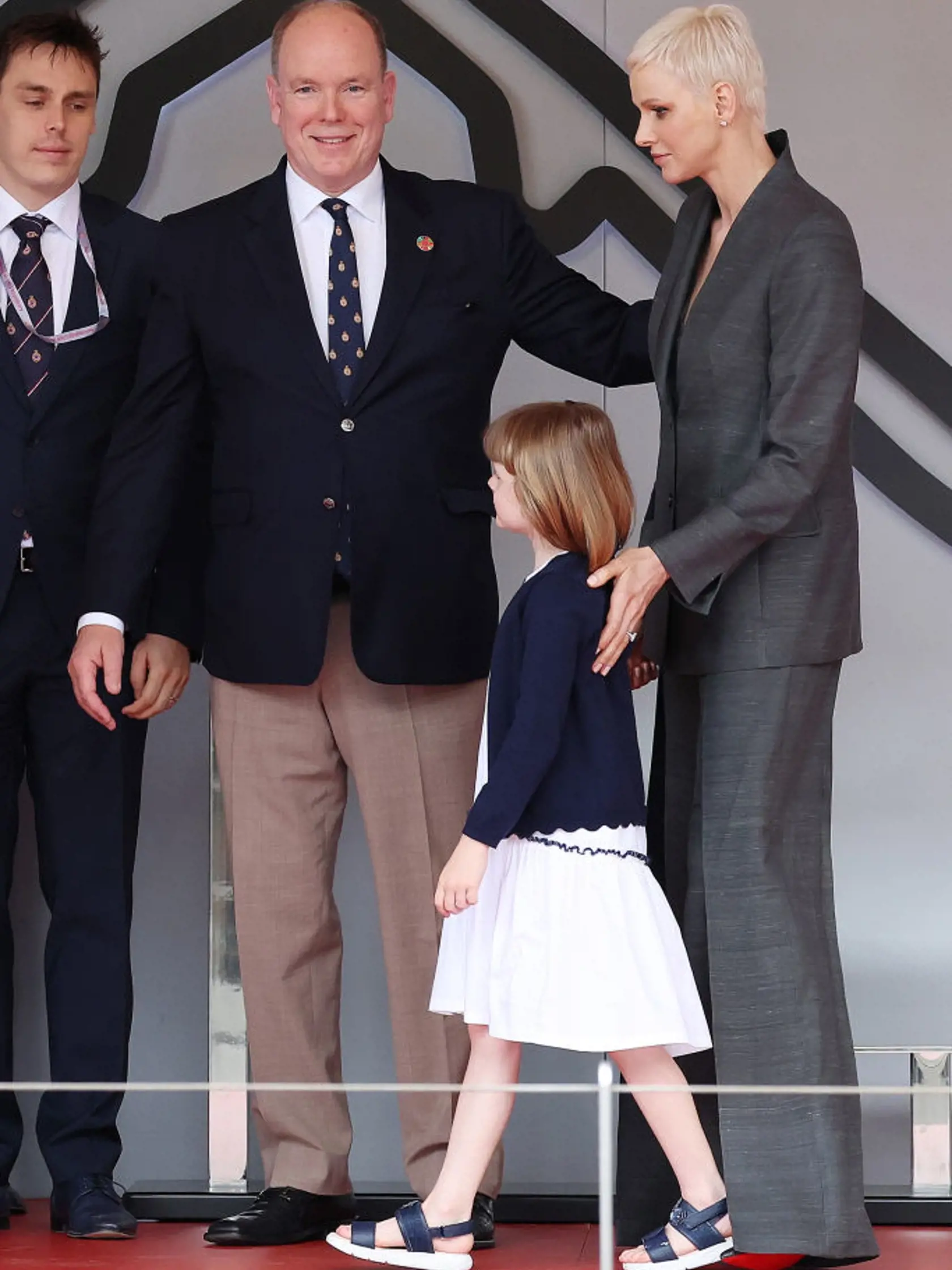 Na niektorých zverejnených fotografiách princezná pôsobí, ako by bola svojou mysľou úplne niekde inde a nevnímala dianie okolo seba.