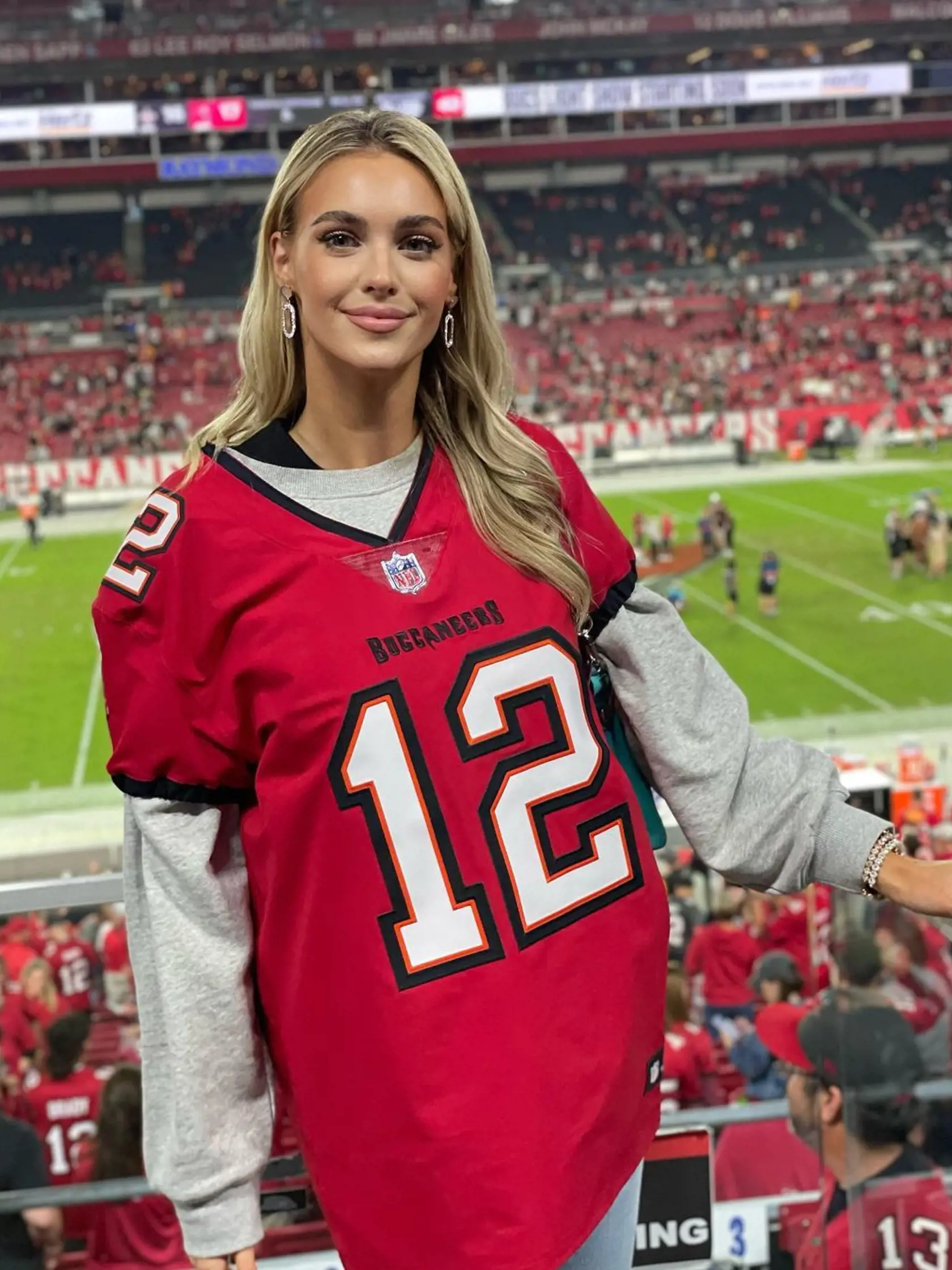 Na najnovšej snímke na modelkinom Instagrame je Veronika Rajek oblečená v Bradyho drese Tampy Bay. Zaujímavé na tom je, že popis k fotografii hovorí za všetko. "Videla som LEGENDU a ak sa ma niekto znova opýta, či milujem Bradyho, áno, milujem ho". Napísala modelka na svojej sociálnej sieti. Svetové média sa ihneď informácie chytili, pretože známa Slovenka má viac ako 3 milióny odberateľov.