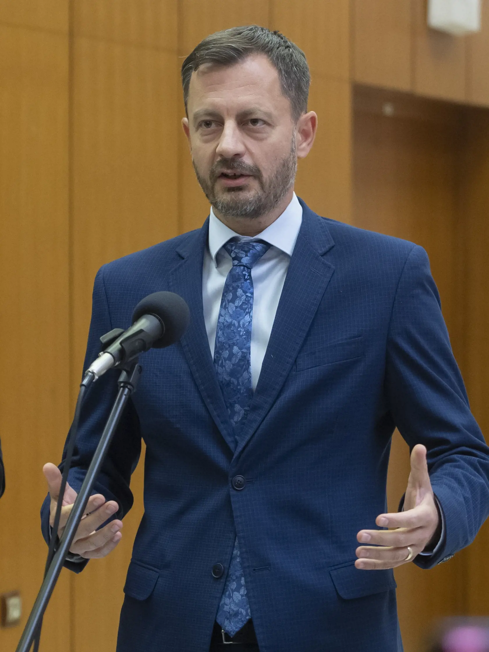 Na snímke predseda vlády Eduard Heger (OĽaNO) počas tlačovej konferencie po 99. rokovaní 2. septembra 2022 v Bratislave. FOTO TASR - Martin Baumann