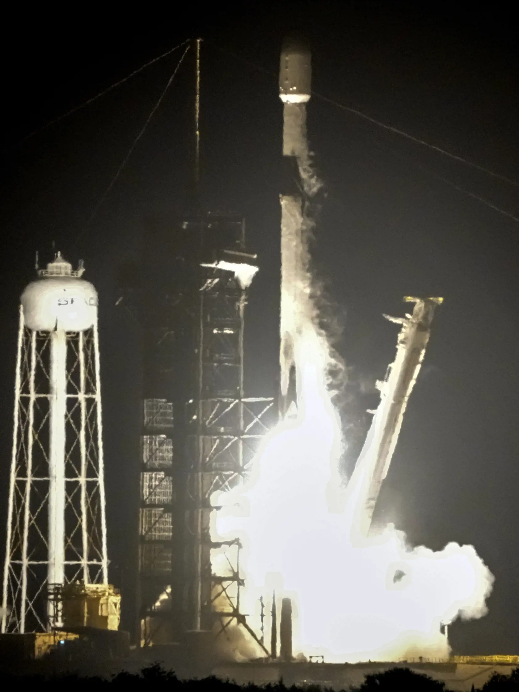 KK4 Mys Canaveral - Raketa Falcon 9 súkromnej spoločnosti SpaceX vlastnenej miliardárom Elonom Muskom vyniesla v stredu 15. januára 2025 z kozmodrómu na Myse Canaveral dva lunárne pristávacie moduly. Prvým je Blue Ghost, ktorý vyvinula a skonštruovala spoločnosť Firefly Aerospace so sídlom v americkom štáte Texas, druhým  Resilience od japonského start-upu ispace. FOTO TASR/AP 
A SpaceX Falcon 9 rocket lifts off from pad 39A with a payload of a pair of lunar landers at the Kennedy Space Center in Cape Canaveral, Fla., Wednesday, Jan. 15, 2025. (AP Photo/John Raoux)