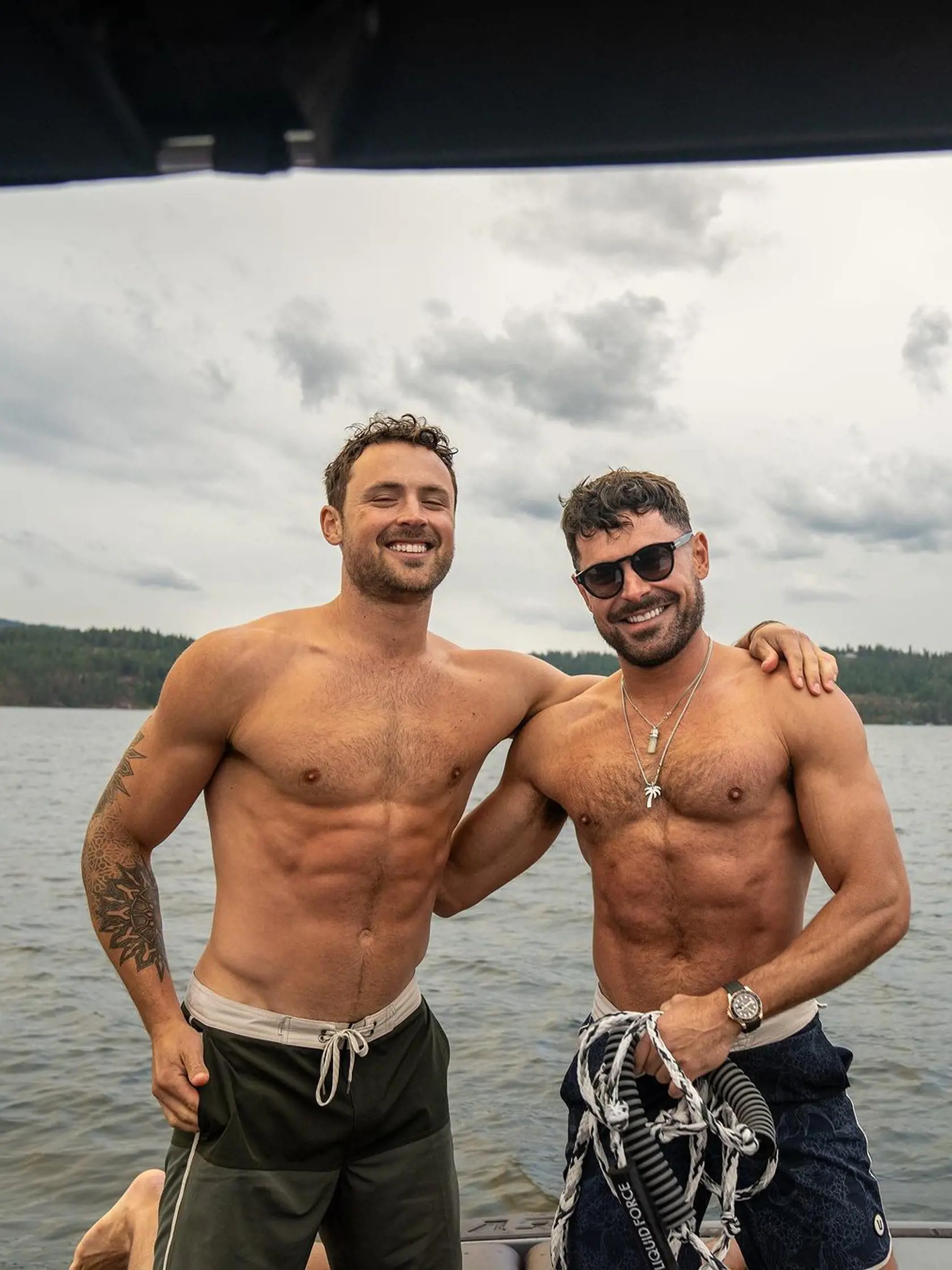 Zac s mladším bratom Danielom. Treba povedať, že ich rodičom sa skutočne vydarili.