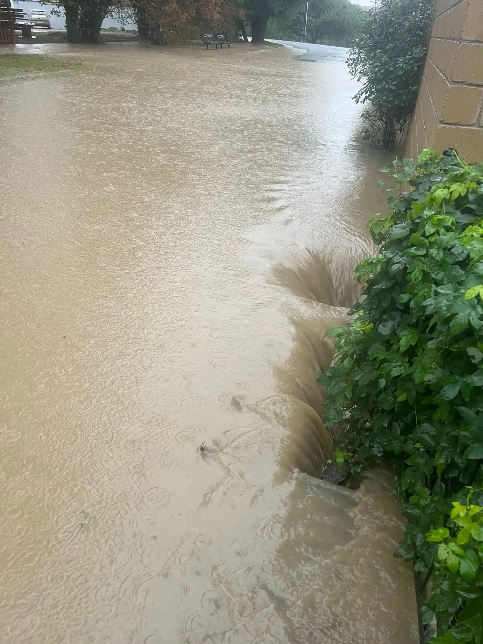 Stupavský potok sa vylial z brehov a zaplavuje mestské komunikácie.