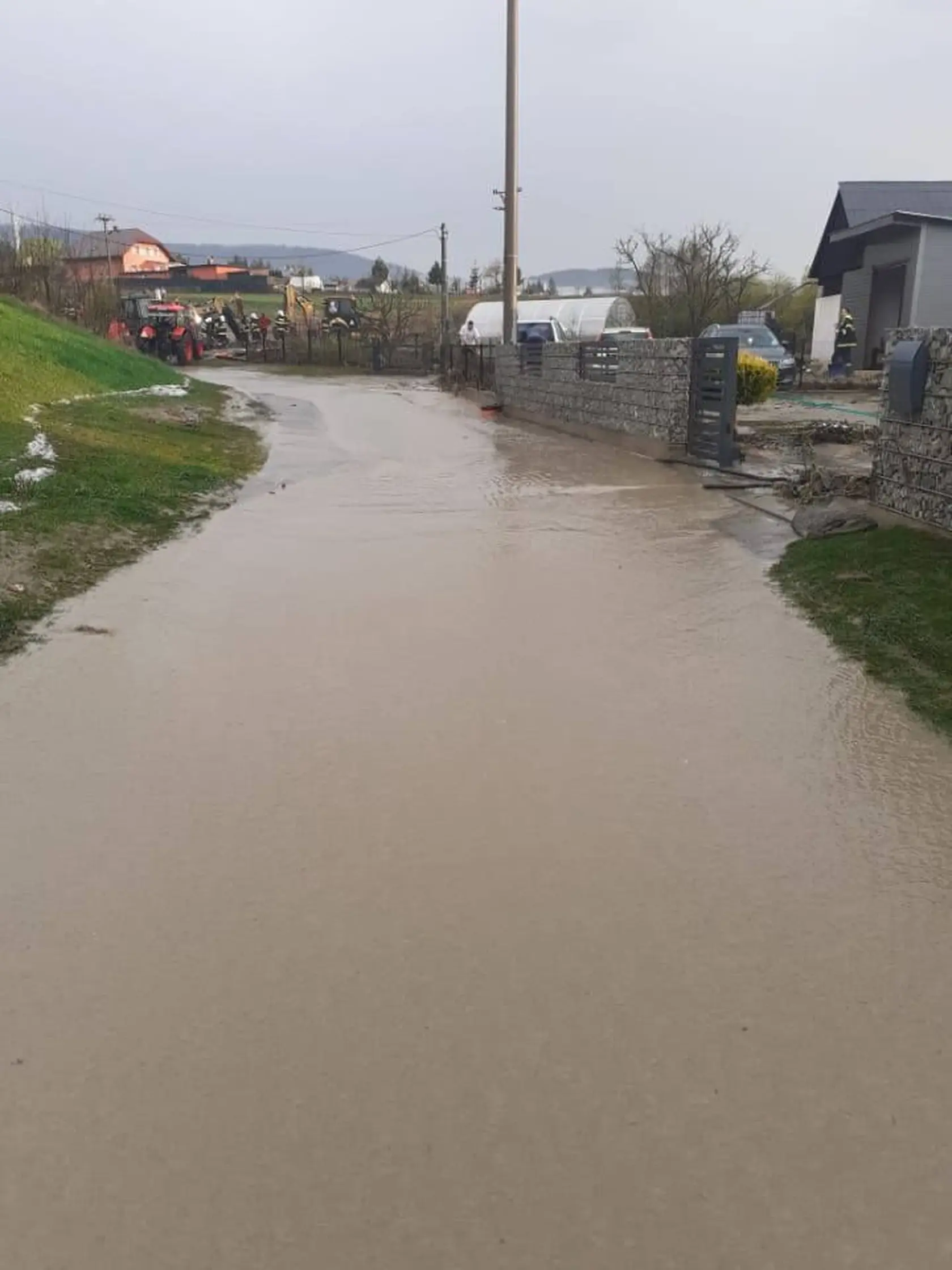 Oravou sa v utorok popoludní prehnala intenzívna búrka, ktorej následky v obci Babín v okrese Námestovo pomáhajú odstraňovať aj hasiči.