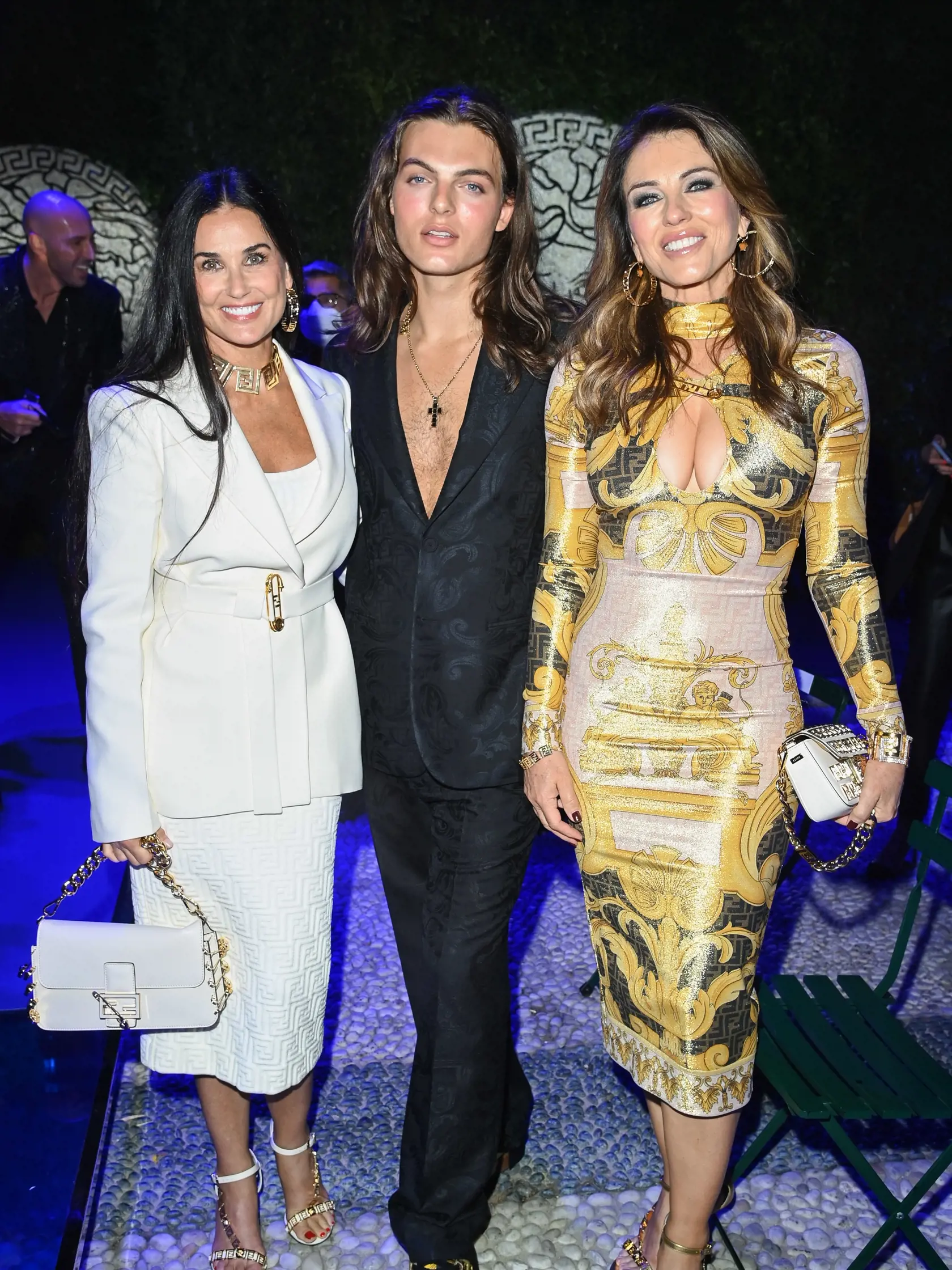 Prehliadka Versace na Milánskom týždni módy: Demi Moore, Damian Hurley a Elizabeth Hurley