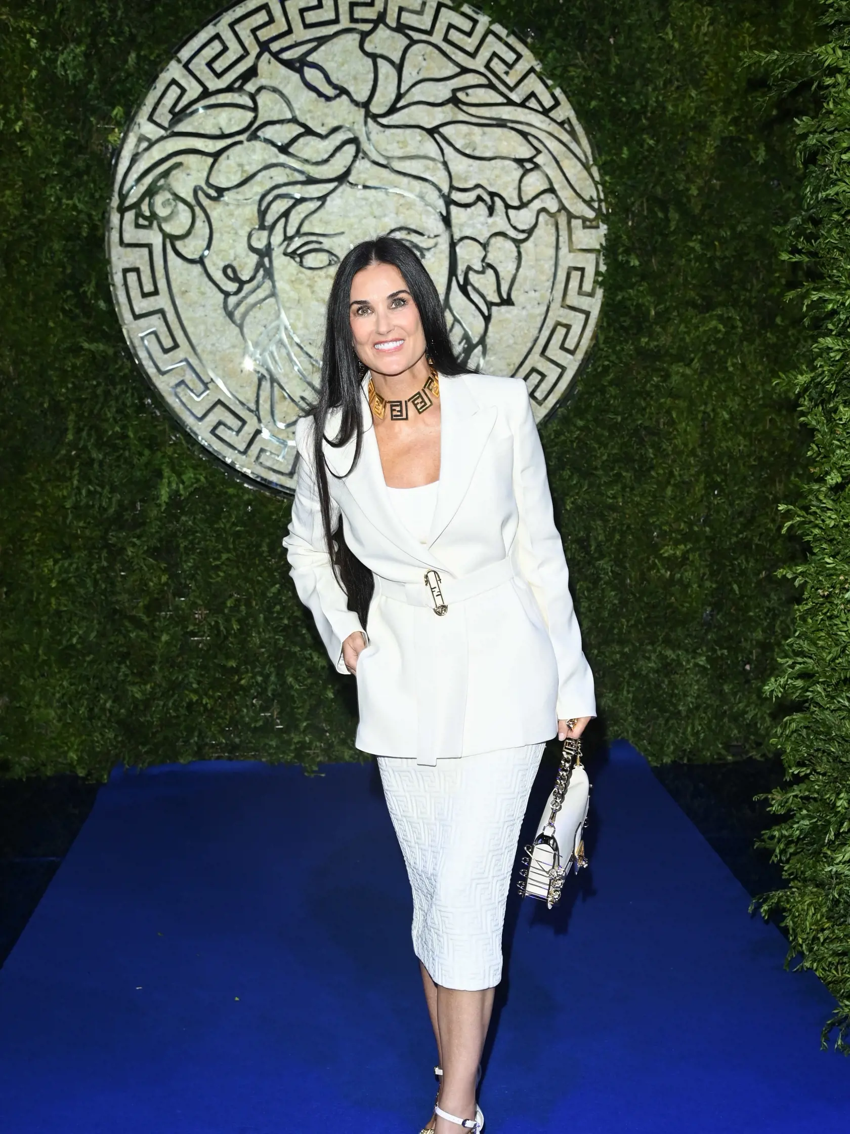Prehliadka Versace na Milánskom týždni módy: Demi Moore