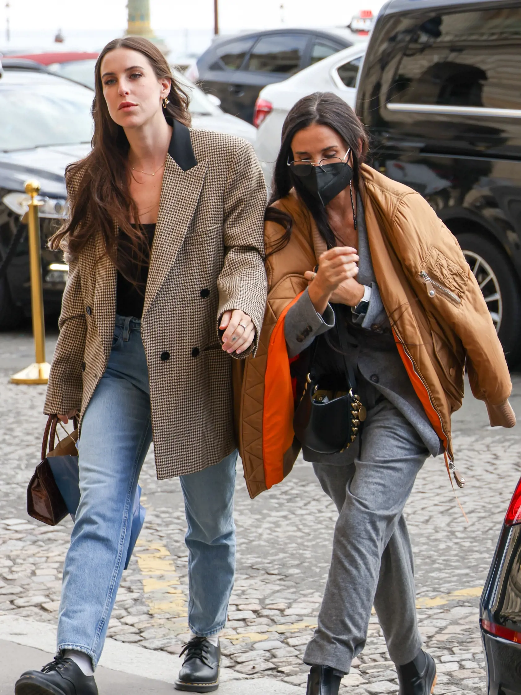 Demi Moore s dcérou Scout na prehliadne návrhárky Stelly McCartney na Parížskom týždni módy.