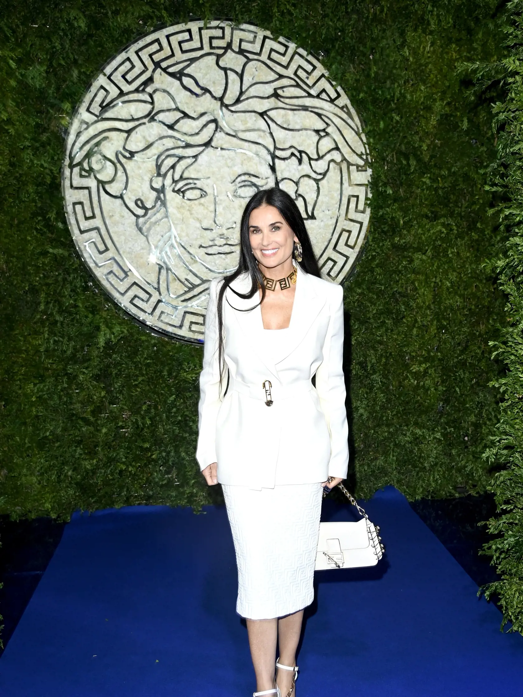 Prehliadka Versace na Milánskom týždni módy: Demi Moore