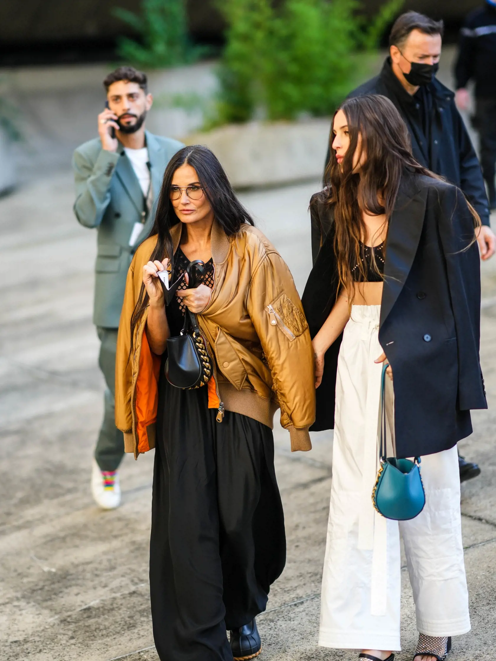 Demi Moore s dcérou Scout na prehliadne návrhárky Stelly McCartney na Parížskom týždni módy.