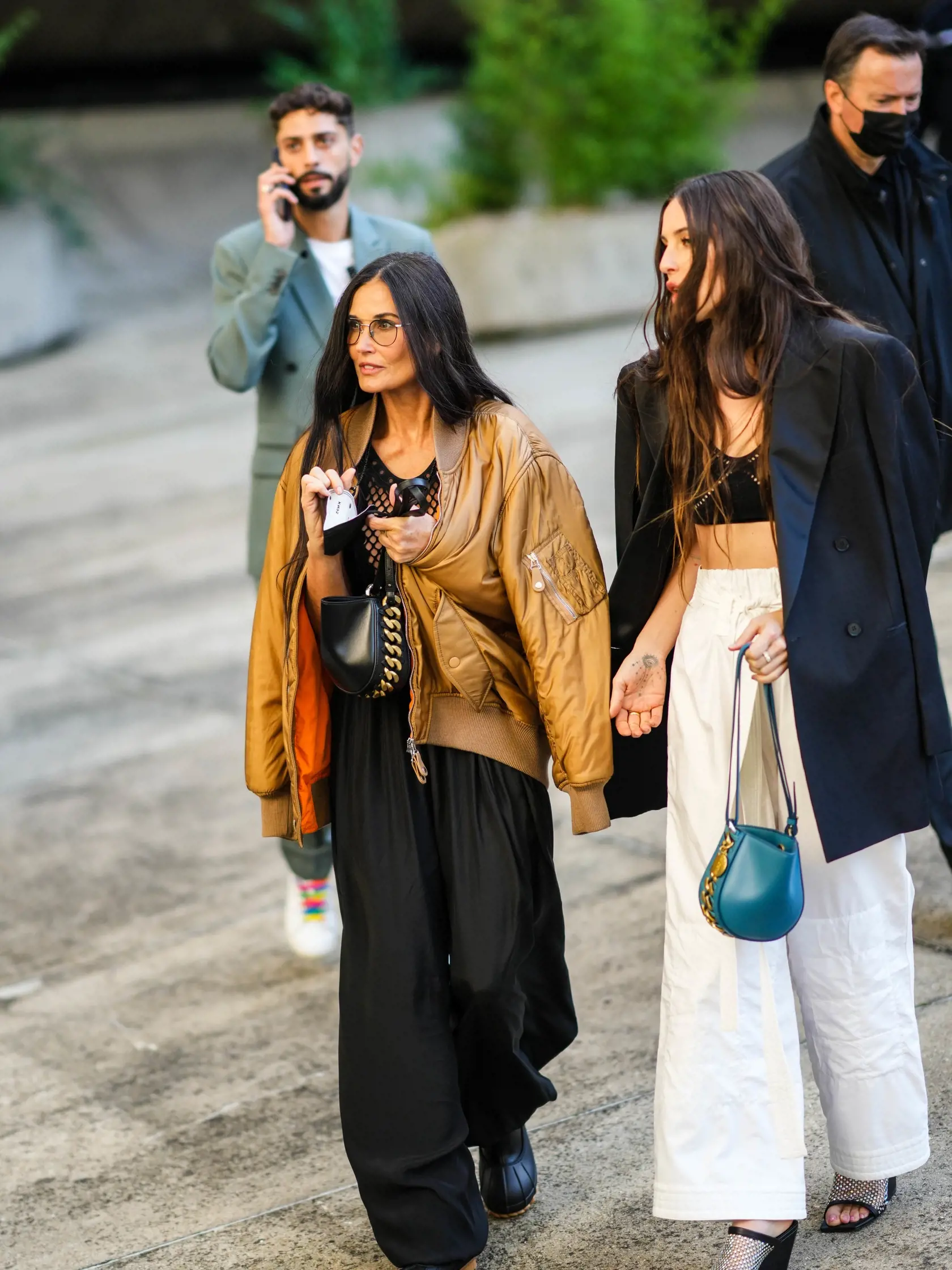 Demi Moore s dcérou Scout na prehliadne návrhárky Stelly McCartney na Parížskom týždni módy.