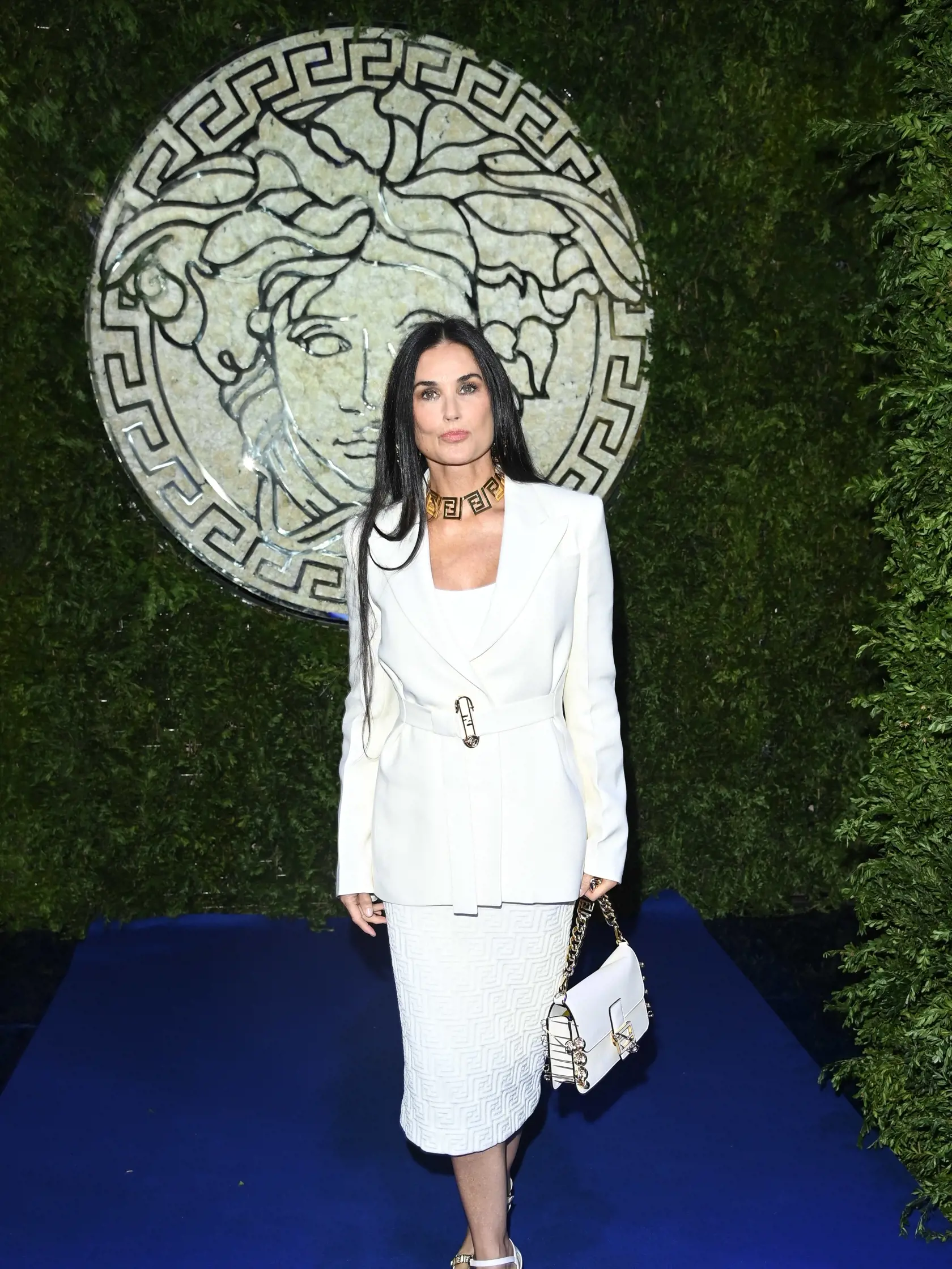 Prehliadka Versace na Milánskom týždni módy: Demi Moore