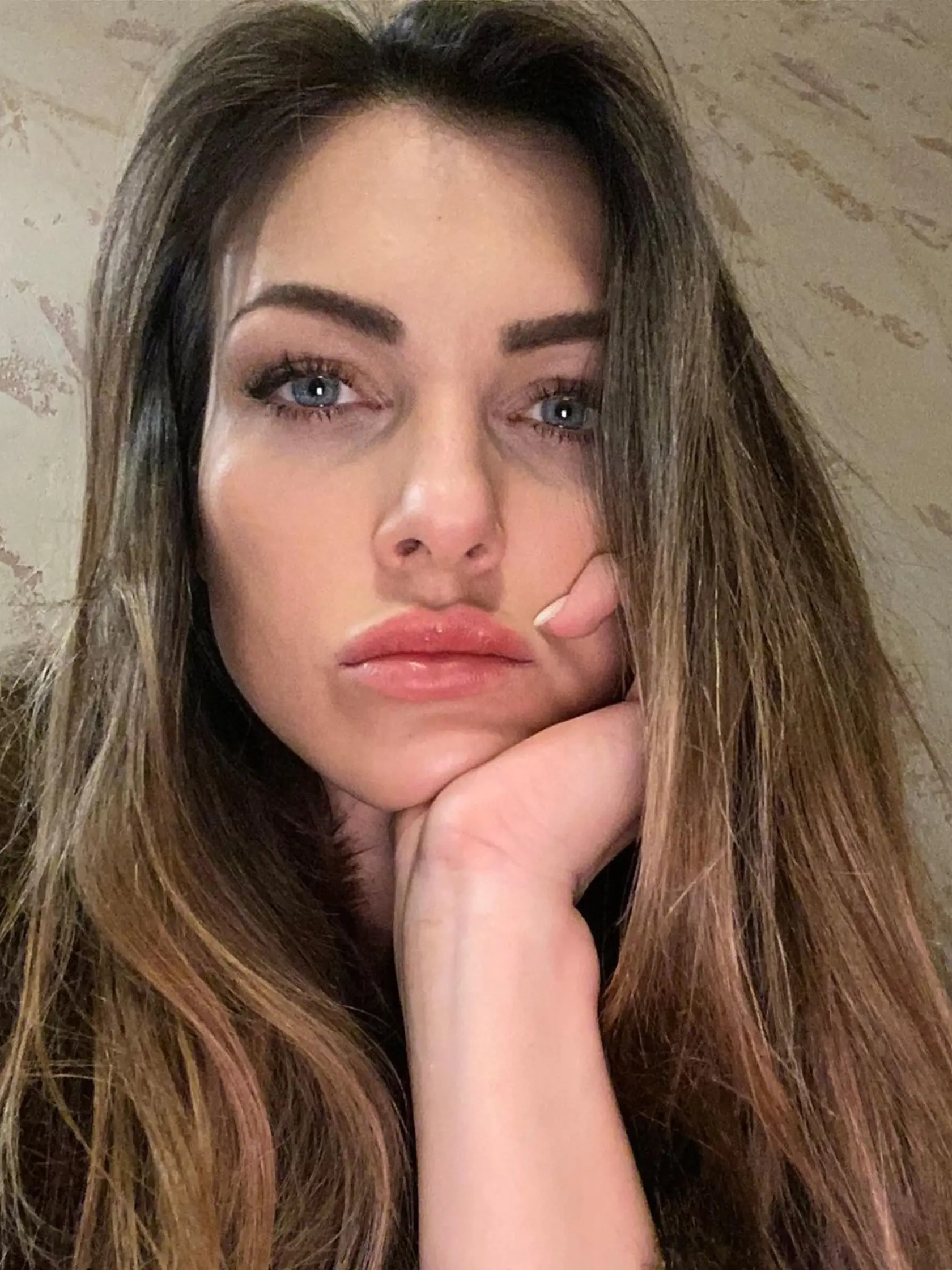 Martina Schindlerová je na tejto selfie krásna ako bábika.