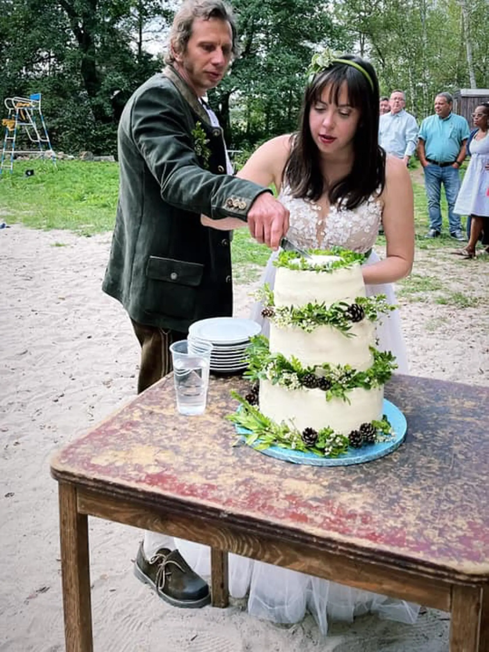 Krájanie svadobnej torty. Všimnite si stôl na ktorom je sladká pochúťka položená. Ide o starožitný kúsok, ktorý daroval manželom knieža Schwarzenberg z depozitára zo zámku Hluboká.