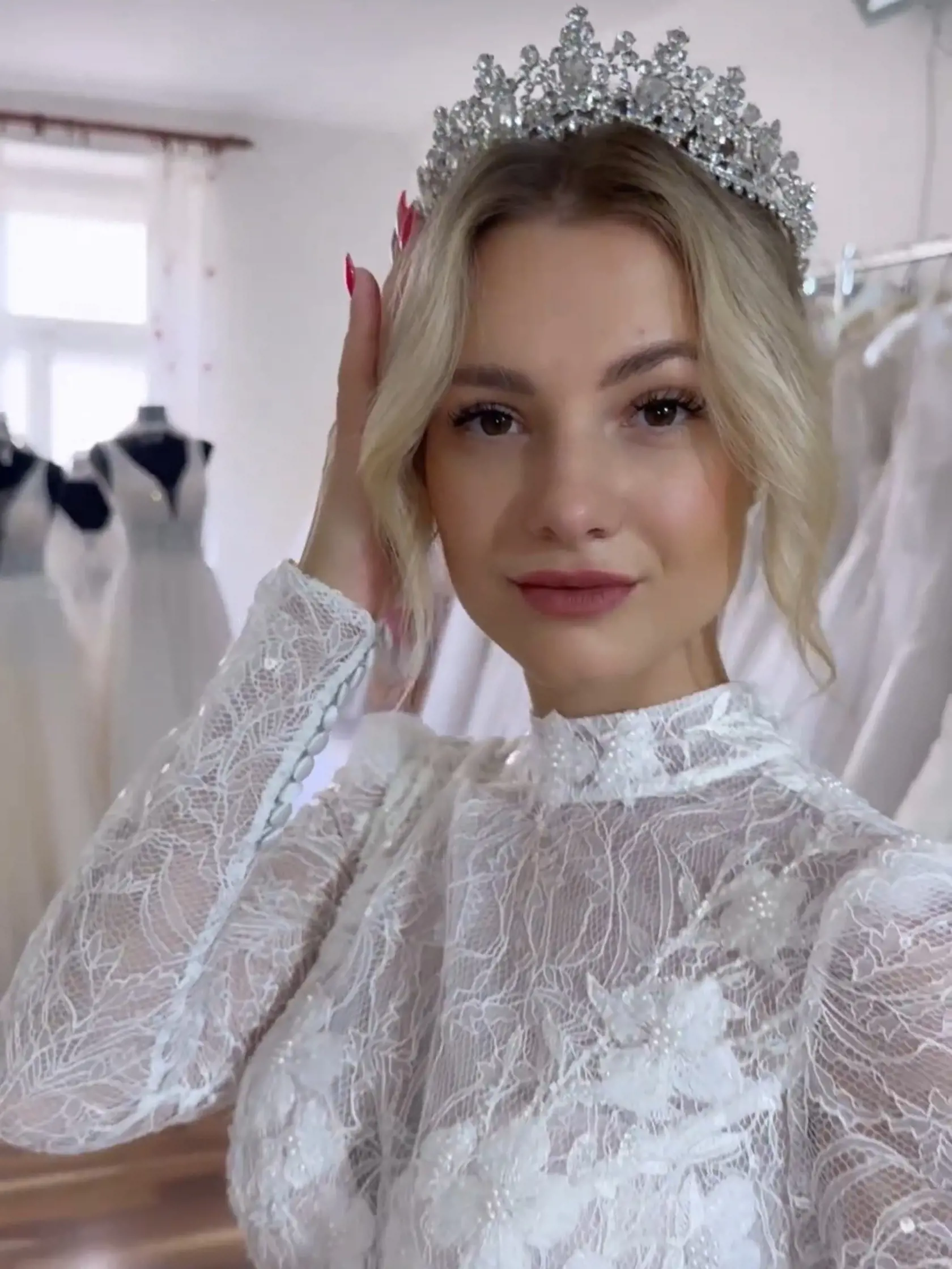 Mirka pózovala v svadobných šatách ako profesionálka. Obdivné komentáre sa len tak hrnuli.