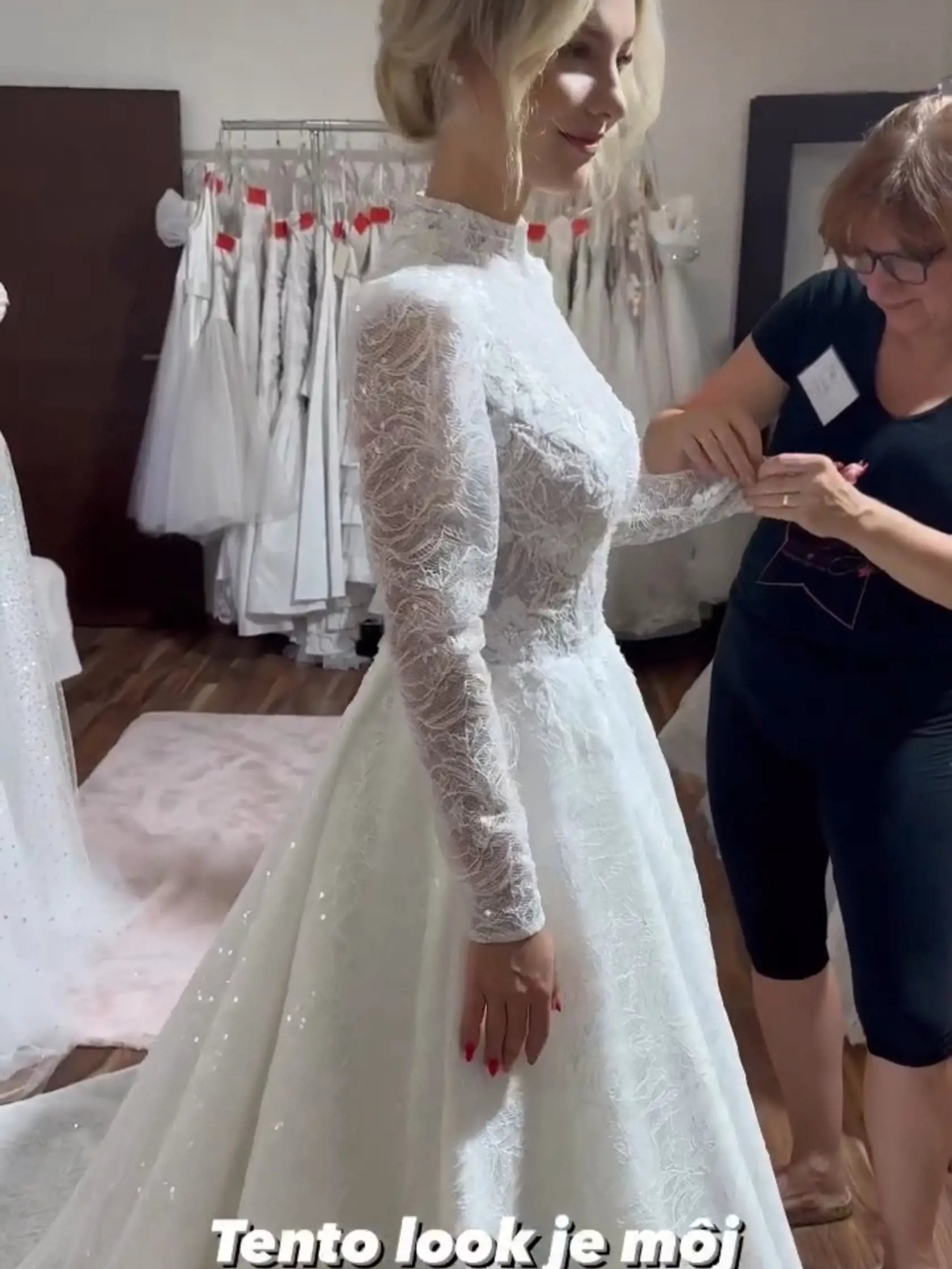 Mirka pózovala v svadobných šatách ako profesionálka. Obdivné komentáre sa len tak hrnuli.