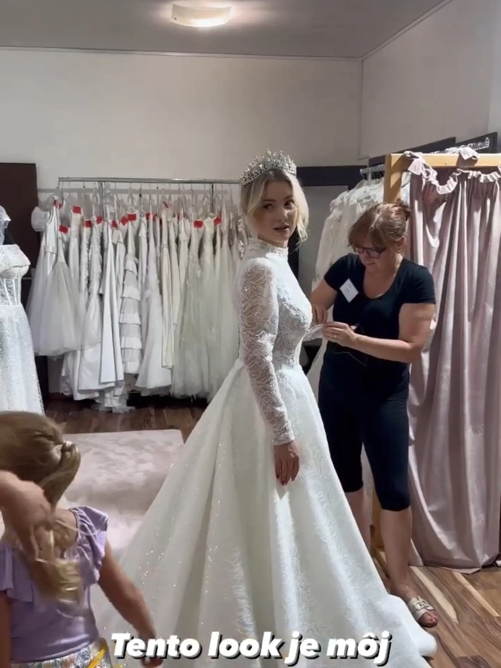 Mirka pózovala v svadobných šatách ako profesionálka. Obdivné komentáre sa len tak hrnuli.