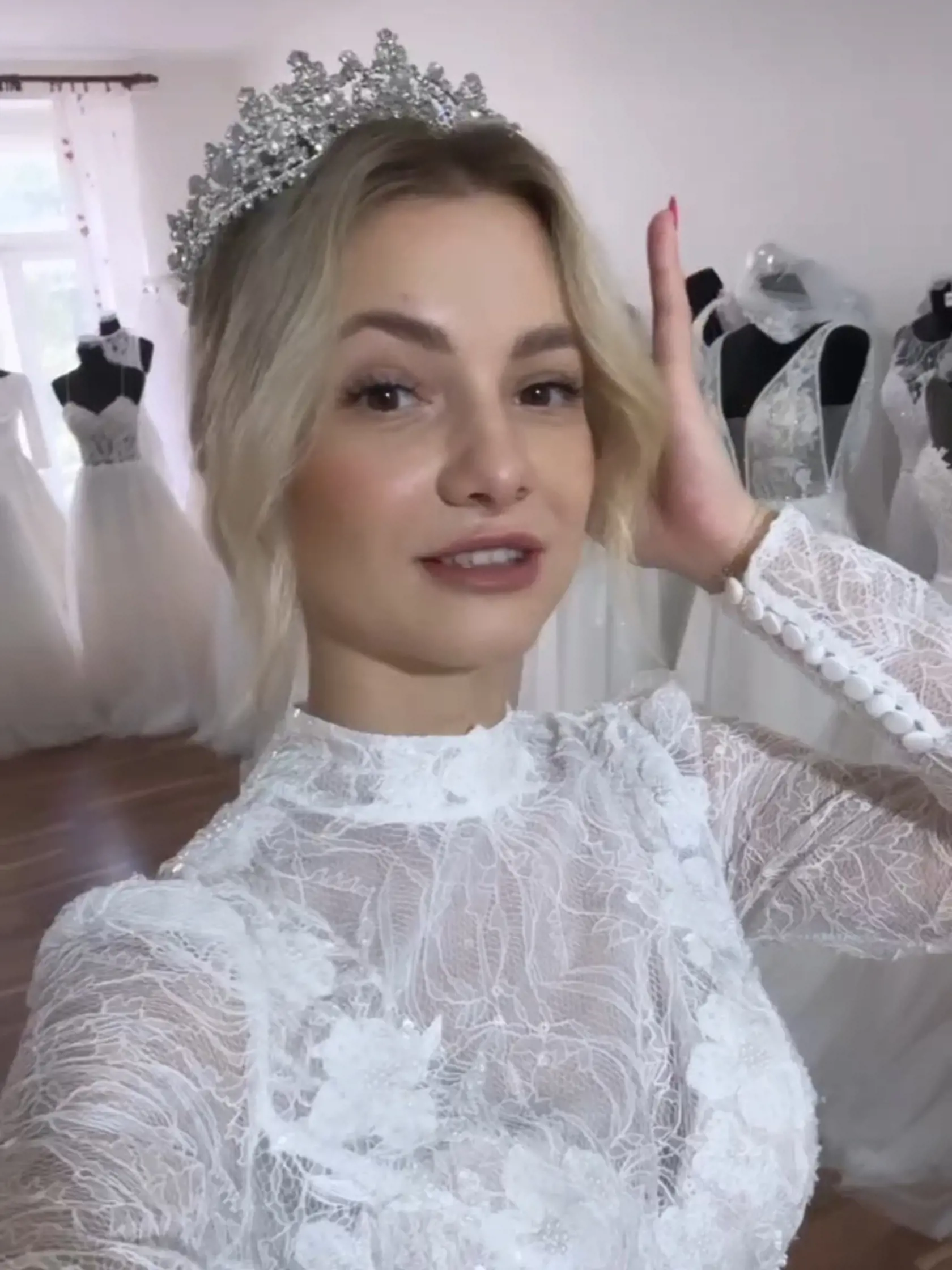 Mirka pózovala v svadobných šatách ako profesionálka. Obdivné komentáre sa len tak hrnuli.