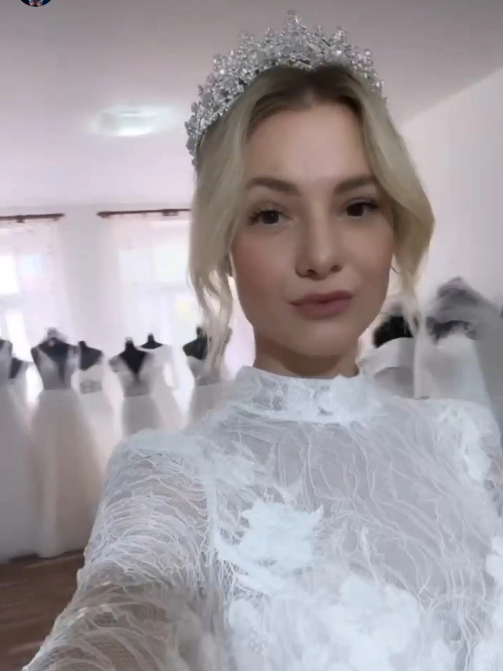 Mirka pózovala v svadobných šatách ako profesionálka. Obdivné komentáre sa len tak hrnuli.