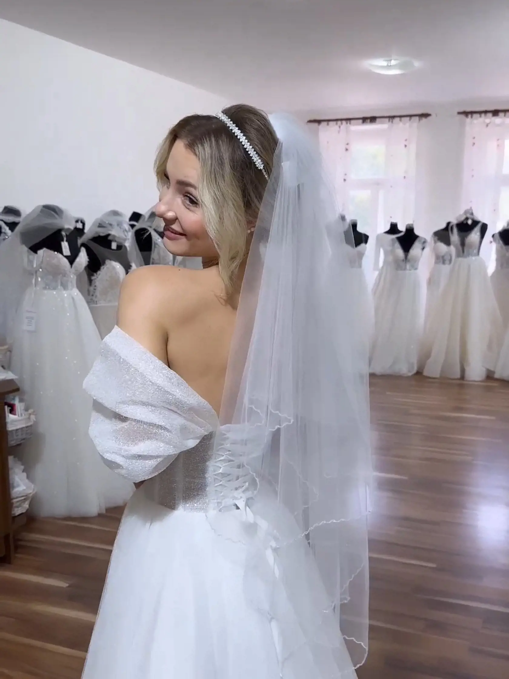 Mirka pózovala v svadobných šatách ako profesionálka. Obdivné komentáre sa len tak hrnuli. Najprv sa jej pozdávali tieto šaty, neskôr sa zaľúbila do iných. Ľudia ju posielali rovno na Miss.