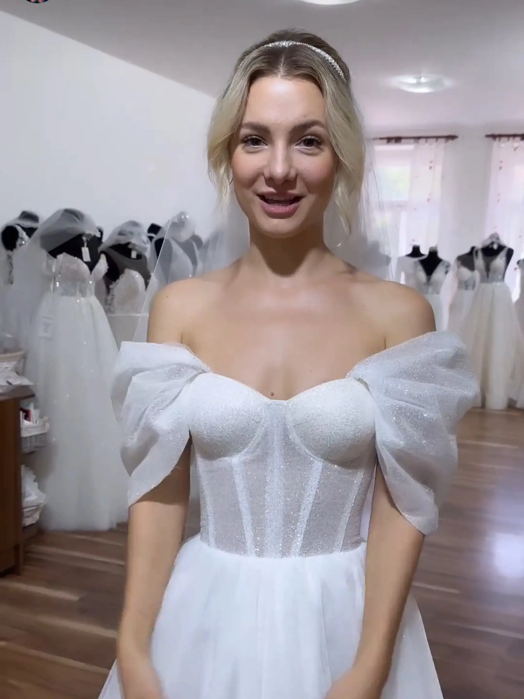 Mirka pózovala v svadobných šatách ako profesionálka. Obdivné komentáre sa len tak hrnuli. Najprv sa jej pozdávali tieto šaty, neskôr sa zaľúbila do iných. Ľudia ju posielali rovno na Miss.