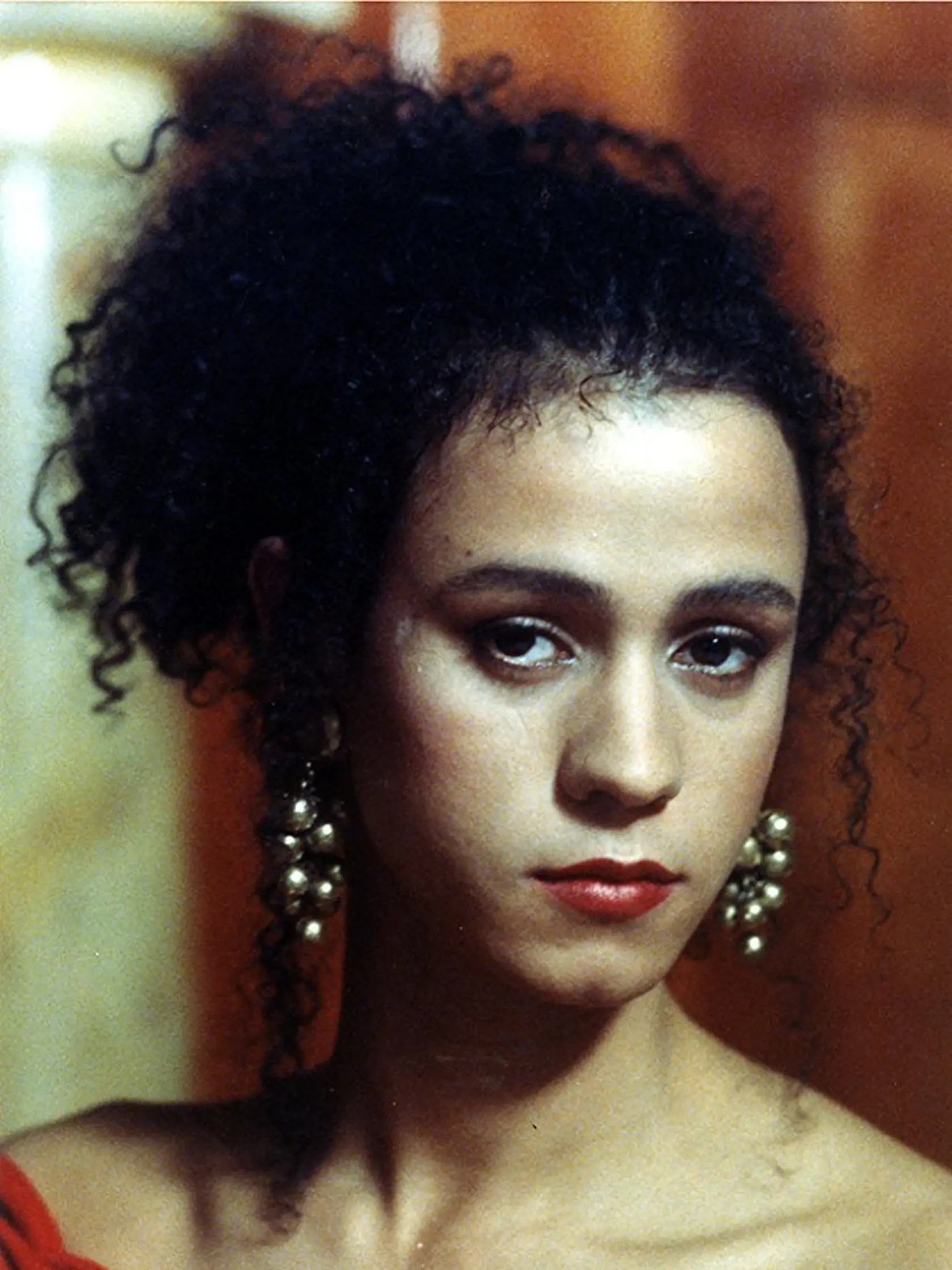 Jaye Davidson bravúrne zvládol ženskú úlohu. 
