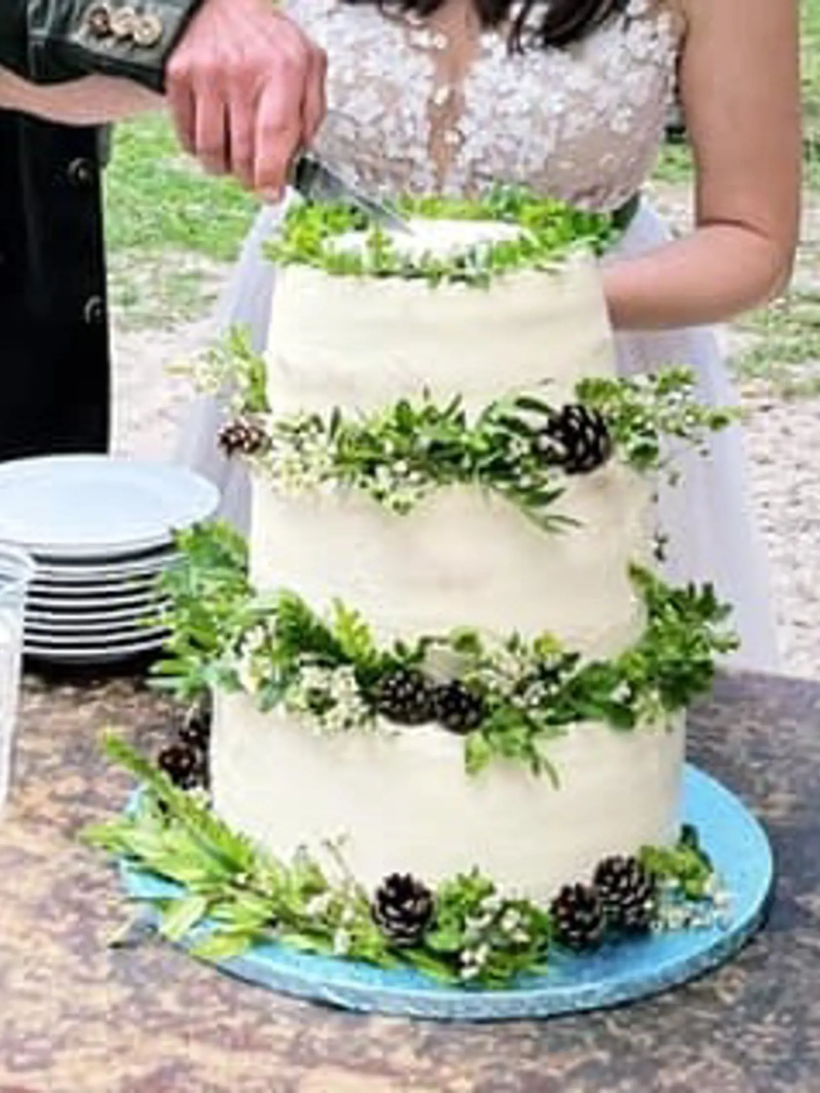 Páči sa vám takáto svadobná torta. Mladomanželom určite, keď si zvolili práve takýto typ pochúťky.