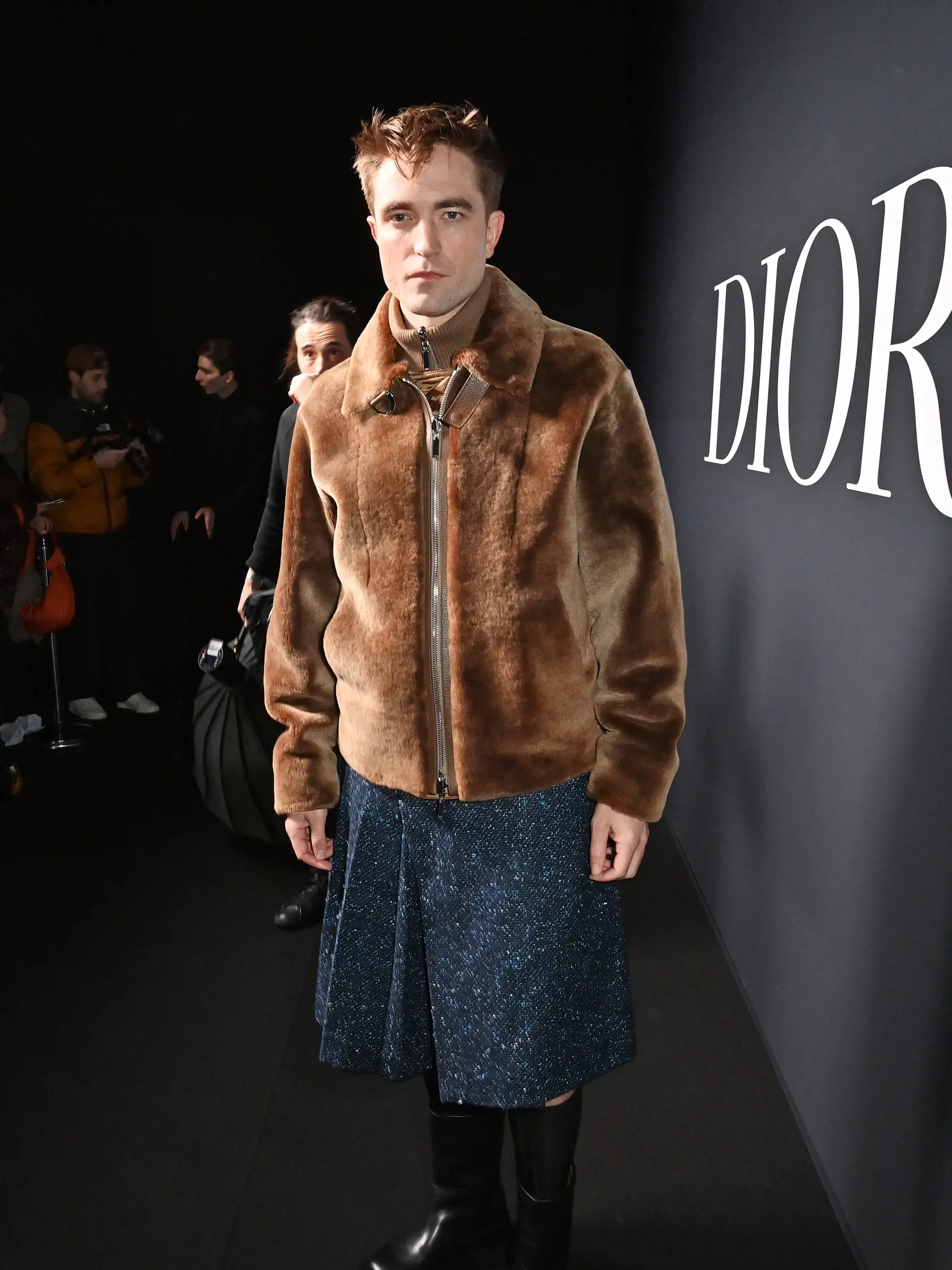 Robert Pattinson prišiel na prehliadku Dior Homme počas Parížskeho týždňa módy pre mužov jeseň-zima 2023-2024 v sukni. Tento trend je čoraz viac viditeľnejší.