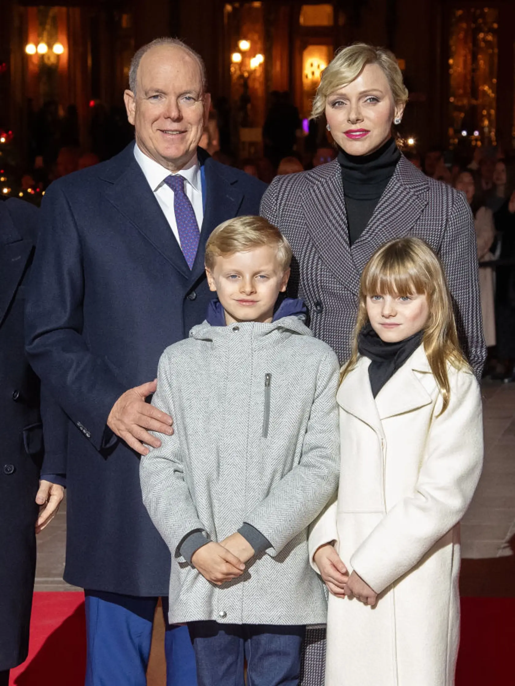 Knieža Albert so Charlene a dvojičkami pôsobia na foto ako šťastná rodinka. 