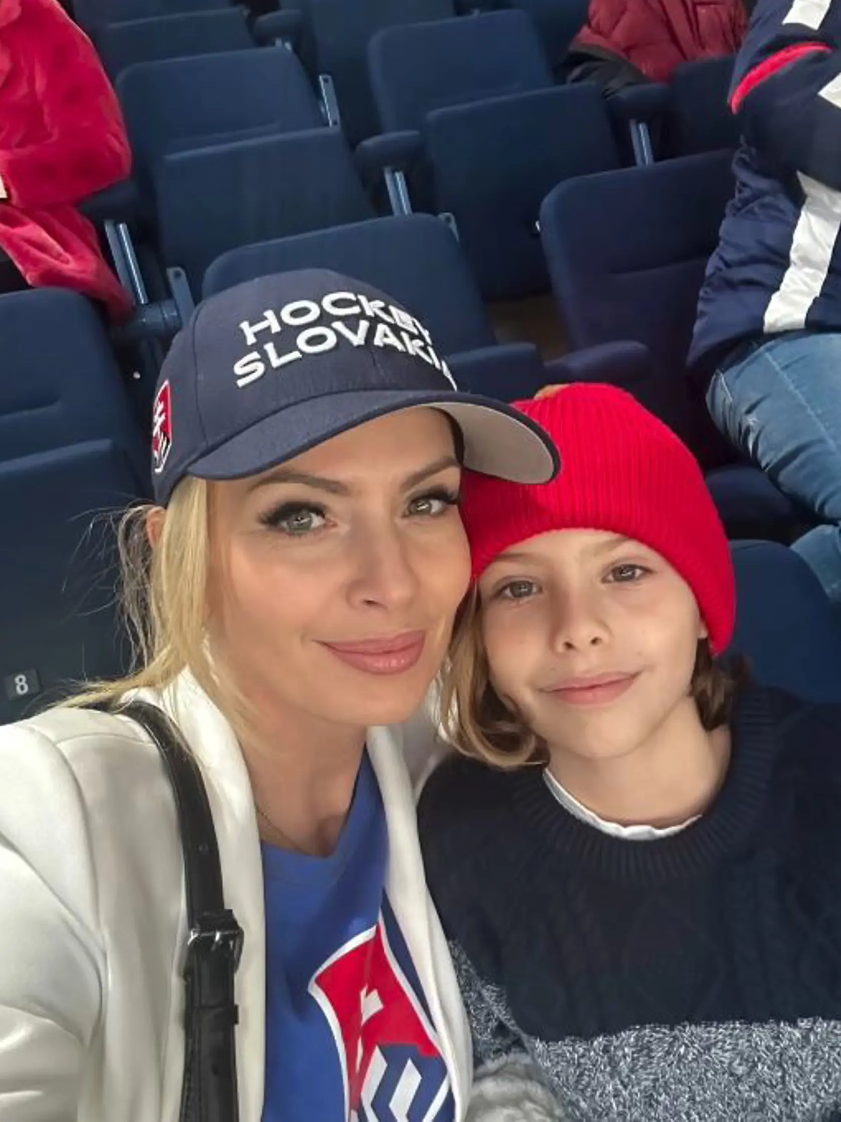 Na reprezentačnom zápase nechýbala ani športová moderátorka Marianna Ďurianová, ktorá sa pochválila zábermi na svojom instagrame. Spoločnosť jej robil syn Roman.