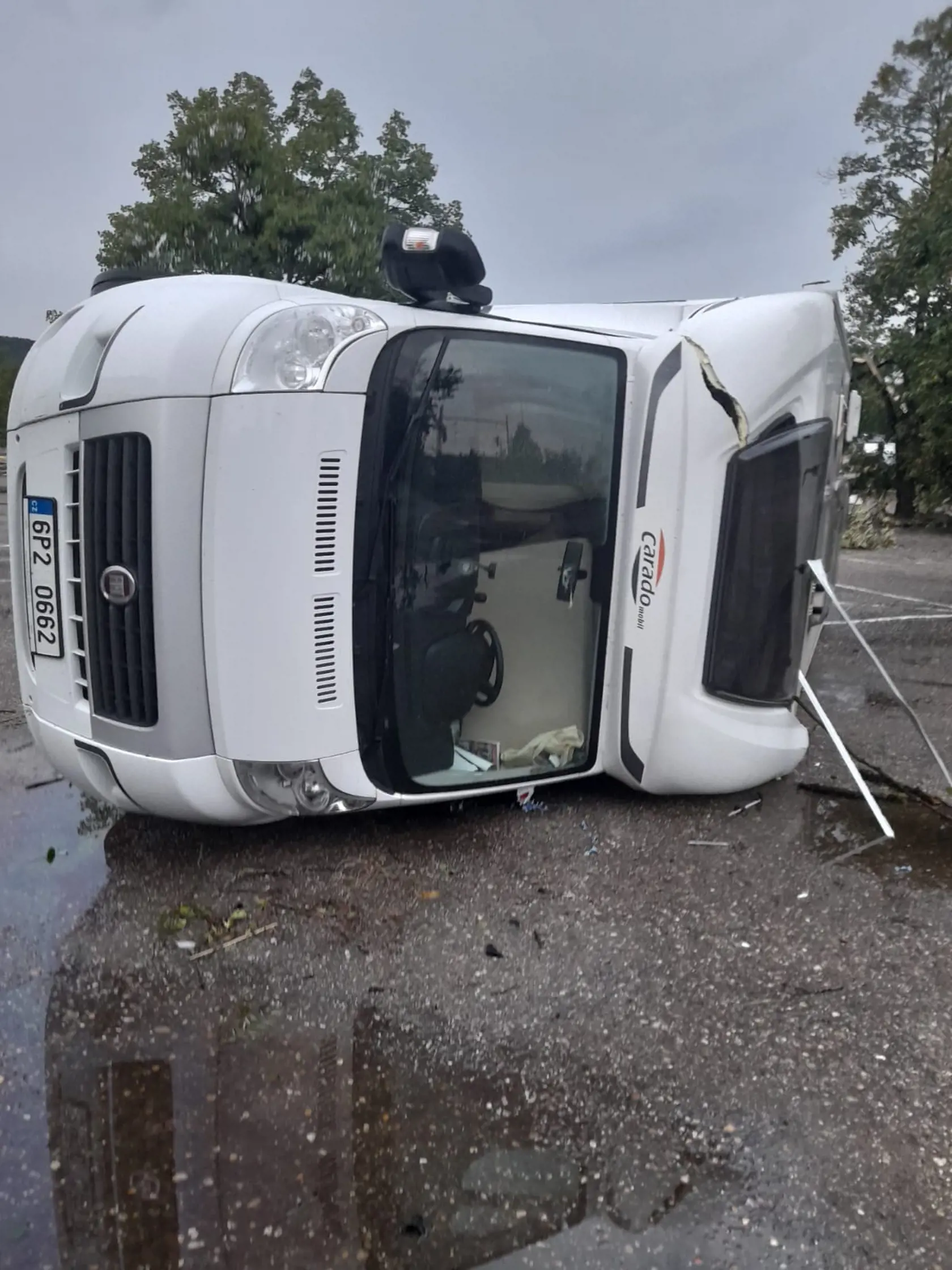 V Podhájskej sa s najväčšou pravdepodobnosťou vyskytol pri búrke downburst, ktorý svojím nárazovým vetrom a prívalovým dažďom napáchal takéto škody.