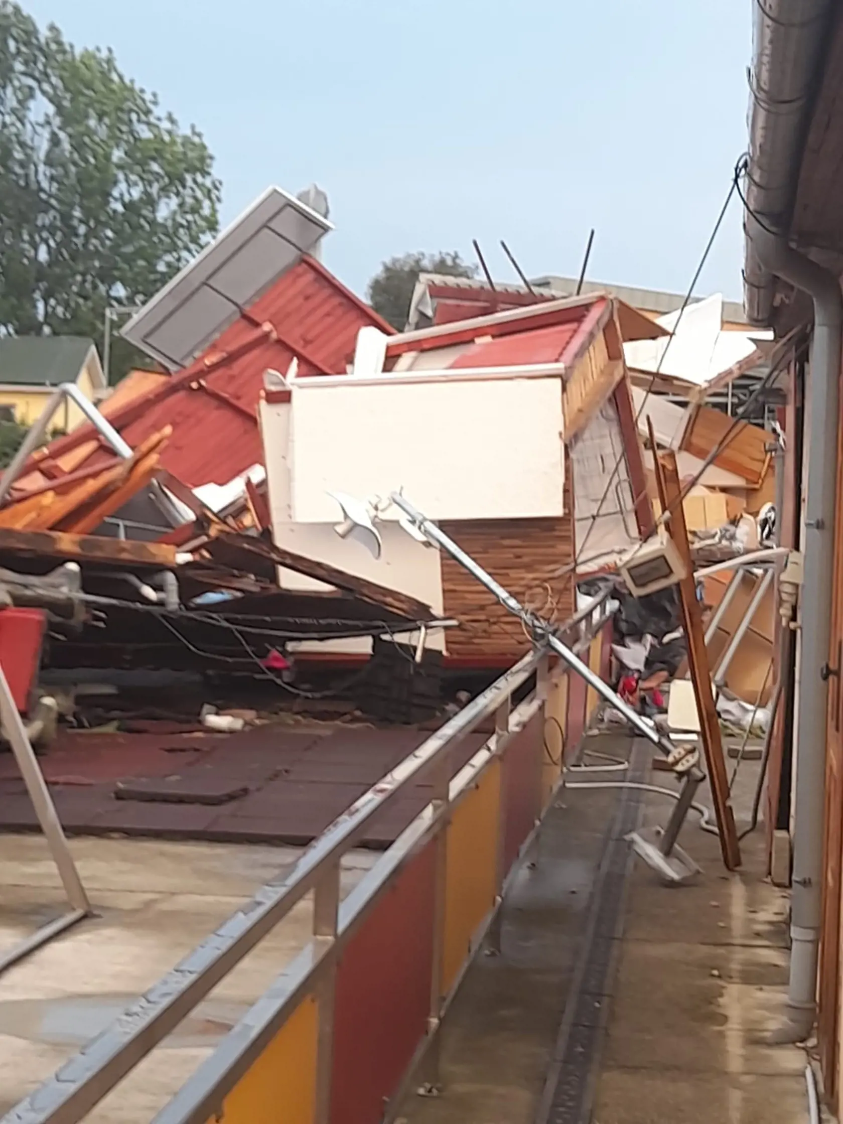 Včerajší prechod studeného frontu, na ktorého prednej strane sa formoval búrkový komplex, priniesol okrem bleskov aj lokálne silné nárazy vetra.