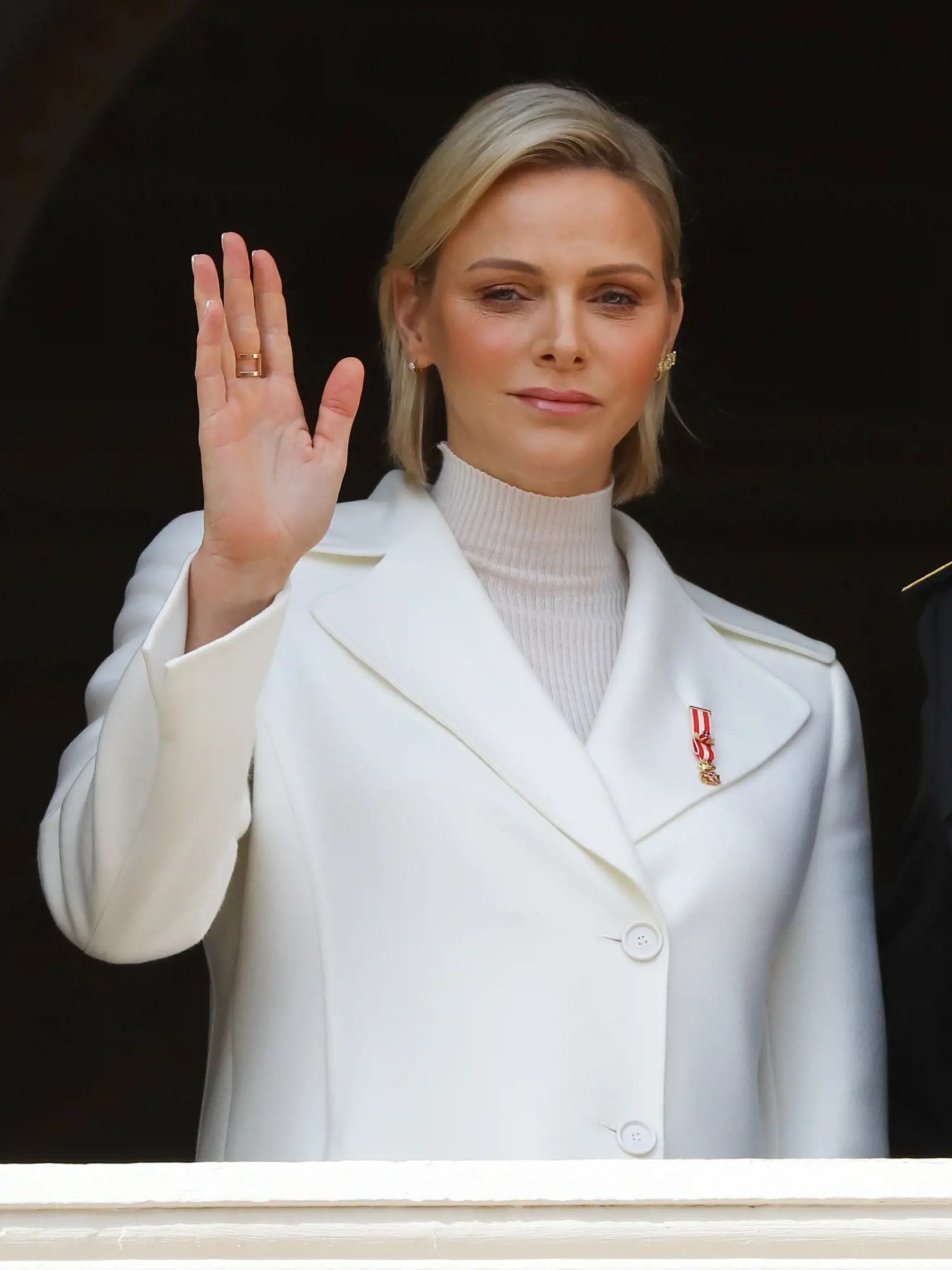 Princezná Charlene z Monaka mala v minulosti v obľube dymové líčenie. Lenže nie v typickej sivo-čiernej farbe, ale v modro-tyrkysovej. S vekom však volí decentnejší mejkap, ktorý zvýrazní ružovým leskom na pery.