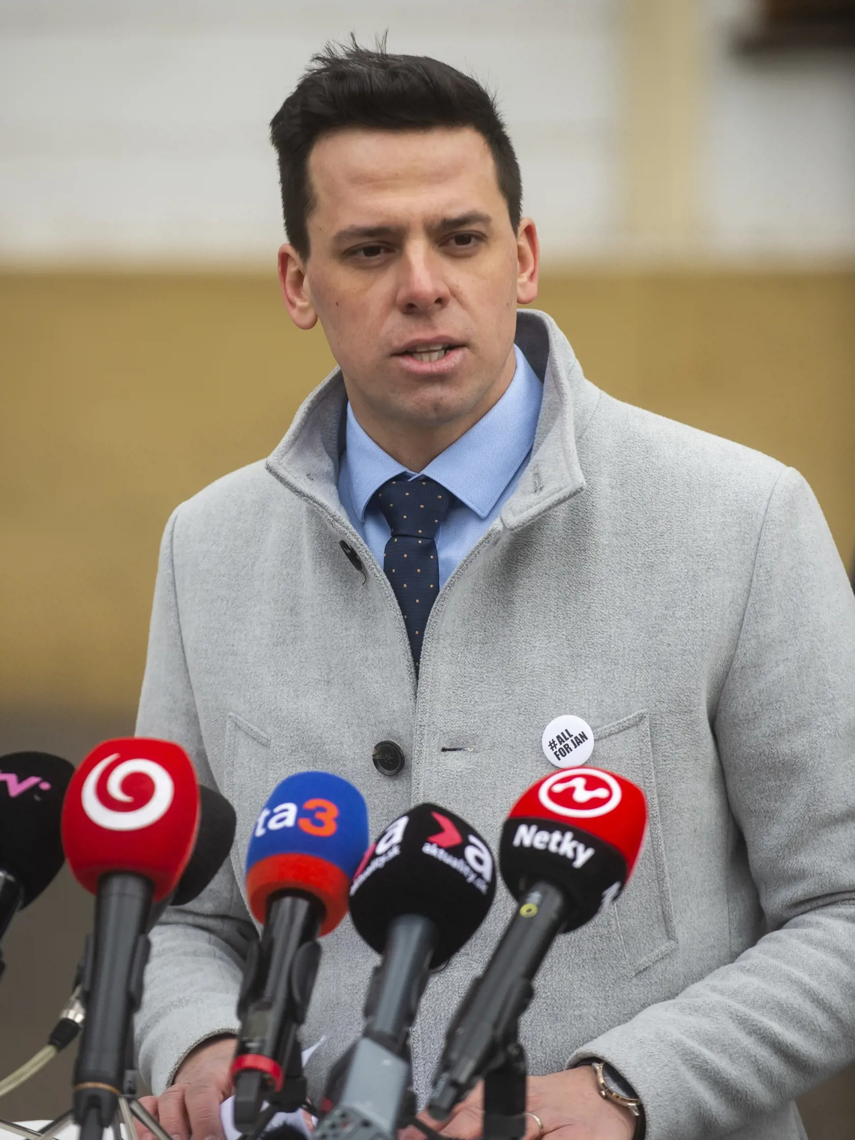 Igor Matovič prezradil, že o svojom osude dal hlasovať v skupine poslancov prostredníctvom komunikačnej aplikácie. „Boli tam dva hlasy za odstúpenie, všetko ostatné bolo neustupovať vydieračom,“ zdôraznil. Záhadu, o ktorých dvoch poslancov ide, sa denníku Plus JEDEN DEŇ napokon podarilo rozlúštiť. Podľa nášho zdroja išlo práve o Andreja Stančíka a o Kristiána Čekovského. Stančík na naše otázky v tejto súvislosti odmietol odpovedať, na telefonát a správu nereagoval ani Čekovský.