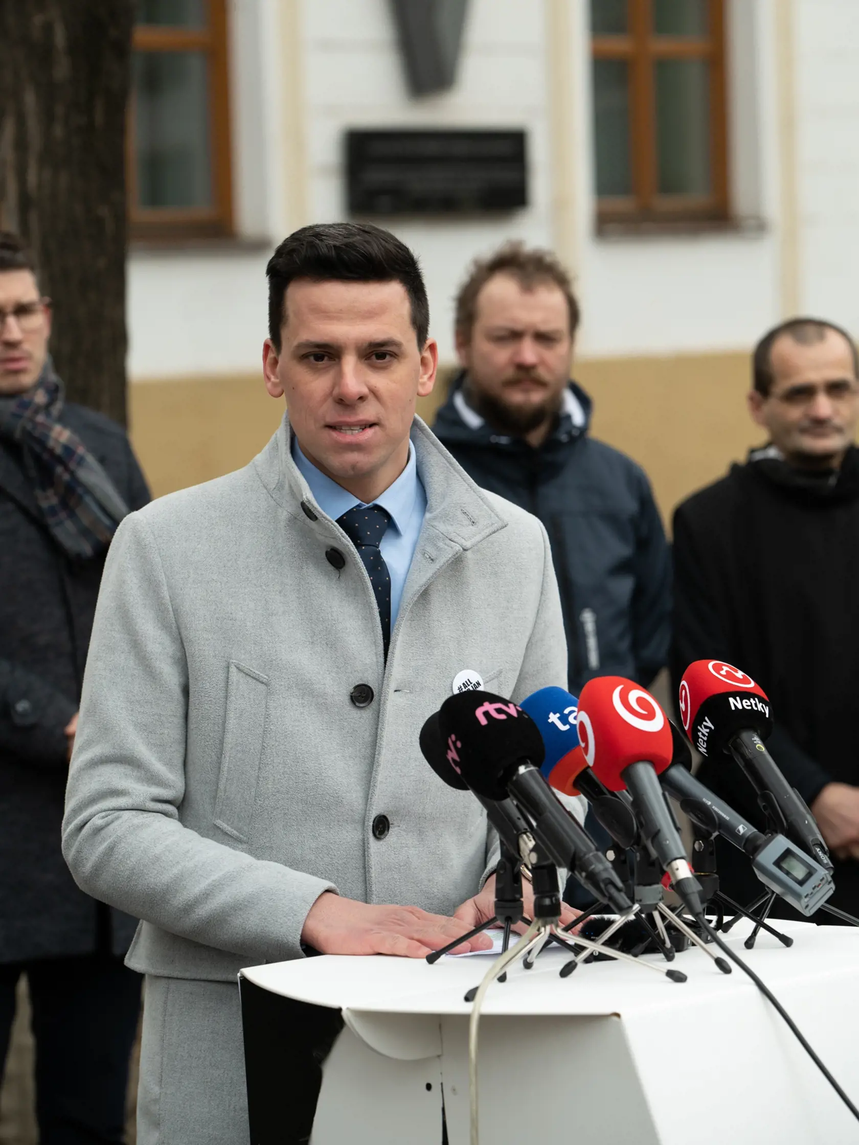 Igor Matovič prezradil, že o svojom osude dal hlasovať v skupine poslancov prostredníctvom komunikačnej aplikácie. „Boli tam dva hlasy za odstúpenie, všetko ostatné bolo neustupovať vydieračom,“ zdôraznil. Záhadu, o ktorých dvoch poslancov ide, sa denníku Plus JEDEN DEŇ napokon podarilo rozlúštiť. Podľa nášho zdroja išlo práve o Andreja Stančíka a o Kristiána Čekovského. Stančík na naše otázky v tejto súvislosti odmietol odpovedať, na telefonát a správu nereagoval ani Čekovský.