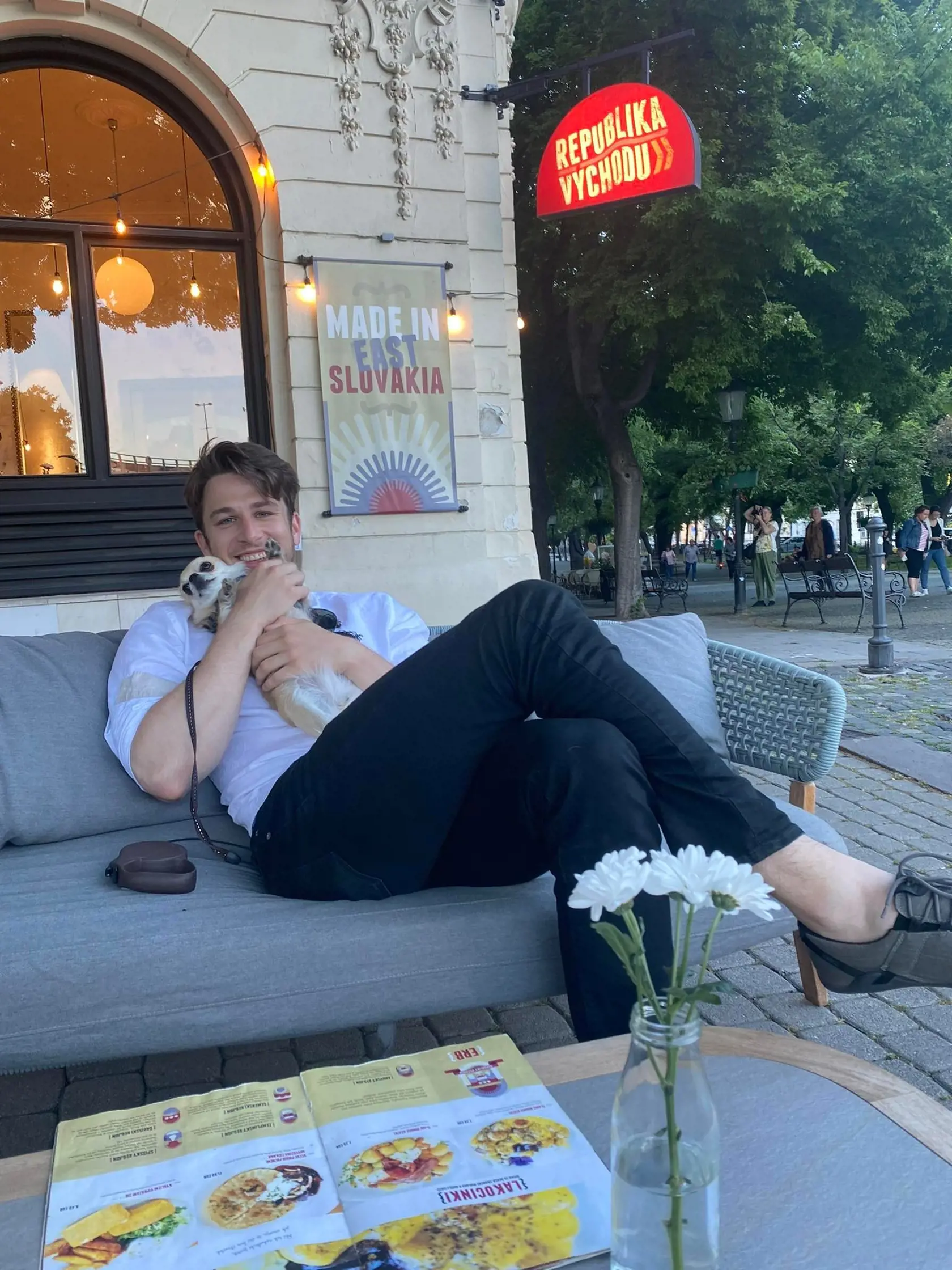 Andrej Stančík si vyšiel do centra mesta so svojím psíkom. Spoločnosť mu však robila ešte neznáma slečna, ktorá fotografiu zhotovila: "Keďže babkin psík je momentálne u brata v Bratislave, zobral som ju von. Z veľkého mesta a všetkého hluku mala Mia strach, ale našťastie to dopadlo dobre a rýchlo sa aklimatizovala," povedal nám.
