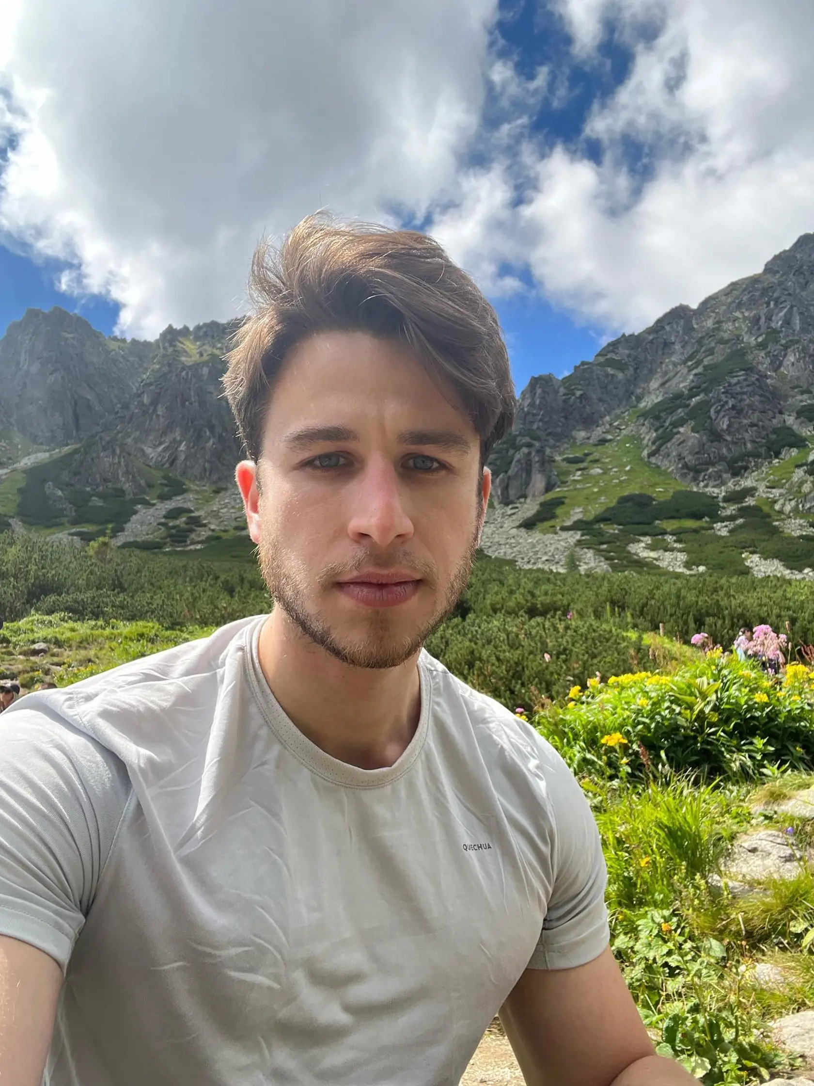 Igor Matovič prezradil, že o svojom osude dal hlasovať v skupine poslancov prostredníctvom komunikačnej aplikácie. „Boli tam dva hlasy za odstúpenie, všetko ostatné bolo neustupovať vydieračom,“ zdôraznil. Záhadu, o ktorých dvoch poslancov ide, sa denníku Plus JEDEN DEŇ napokon podarilo rozlúštiť. Podľa nášho zdroja išlo práve o Andreja Stančíka a o Kristiána Čekovského. Stančík na naše otázky v tejto súvislosti odmietol odpovedať, na telefonát a správu nereagoval ani Čekovský.