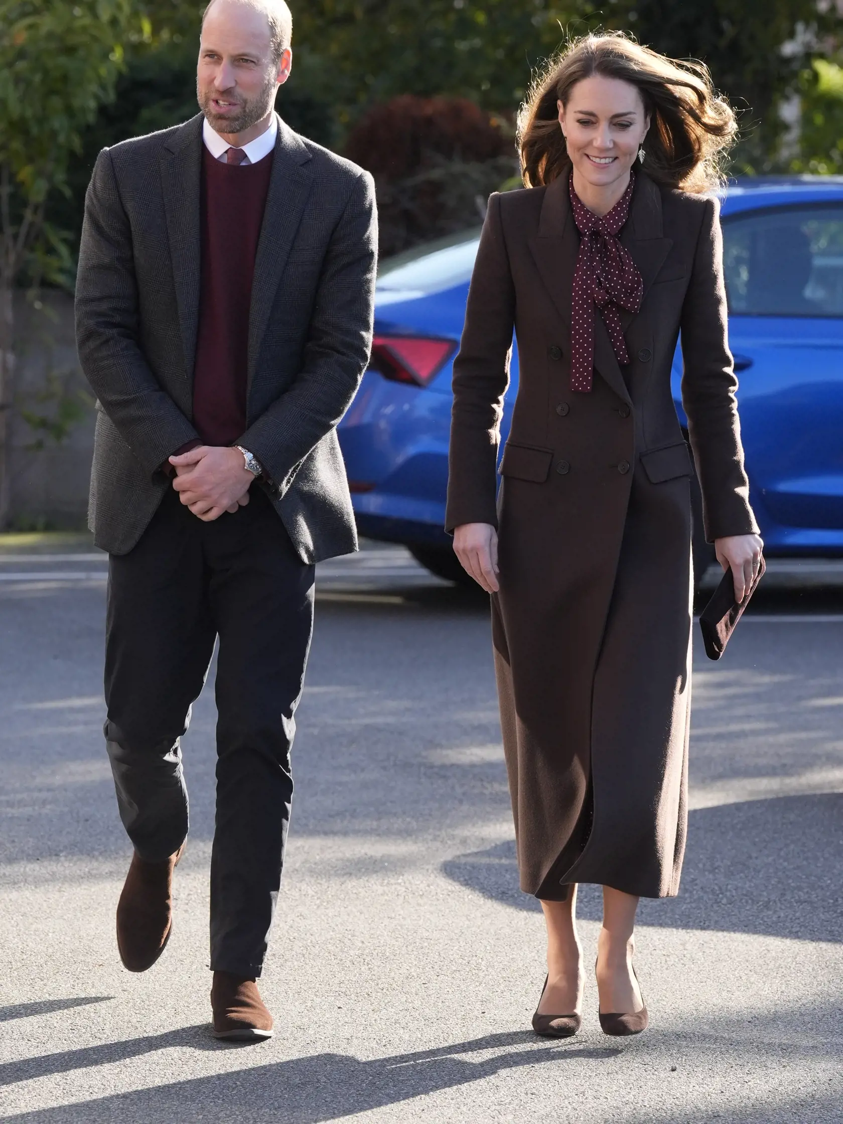 WA 27 Southport - Britský princ William a jeho manželka Kate, princezná z Walesu, prichádzajú na stretnutie so záchranármi a rodinnými príslušníkmi obetí útoku nožom v Southporte na severozápade Anglicka vo štvrtok 10. októbra 2024. Útok sa odohral v pondelok 29. júla na tanečnom podujatí pre deti venovanom tvorbe americkej speváčky Taylor Swiftovej. Sedemnásťročný mladík je obvinený z toho, že tam na smrť dobodal tri dievčatá vo veku šesť, sedem a deväť rokov. Zranil aj ďalších osem detí a dvoch dospelých, ktorí sa deti pokúšali pred útočníkom ochrániť. Obvinený je z trojnásobnej vraždy a ďalších desiatich pokusov o vraždu. FOTO TASR/AP 

Britain's Prince William and Kate, Princess of Wales, arrive to meet rescue workers and the families of those caught up in the Southport knife attack earlier this year in Southport, England, Thursday, Oct. 10, 2024. (Danny Lawson, Pool Photo via AP)