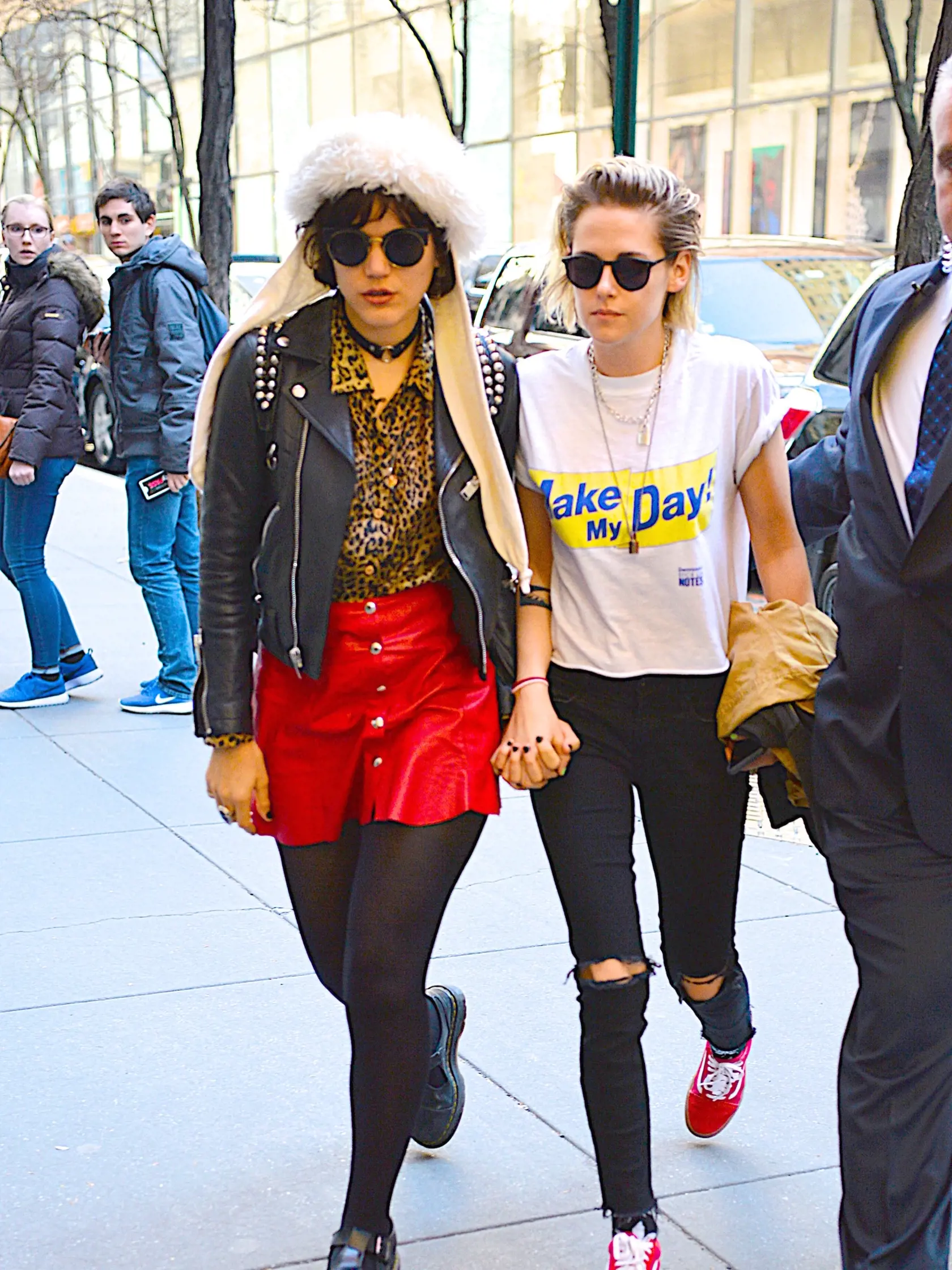 Stephanie Sokolinski a Kristen Stewart ruka v ruke.
