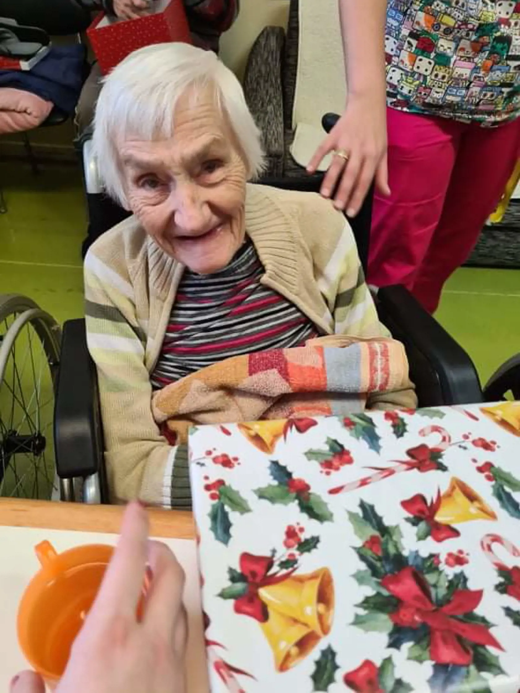 Radosť seniorov, ktorí dostanú na Vianoce takúto krabičku je naozaj úprimná.
