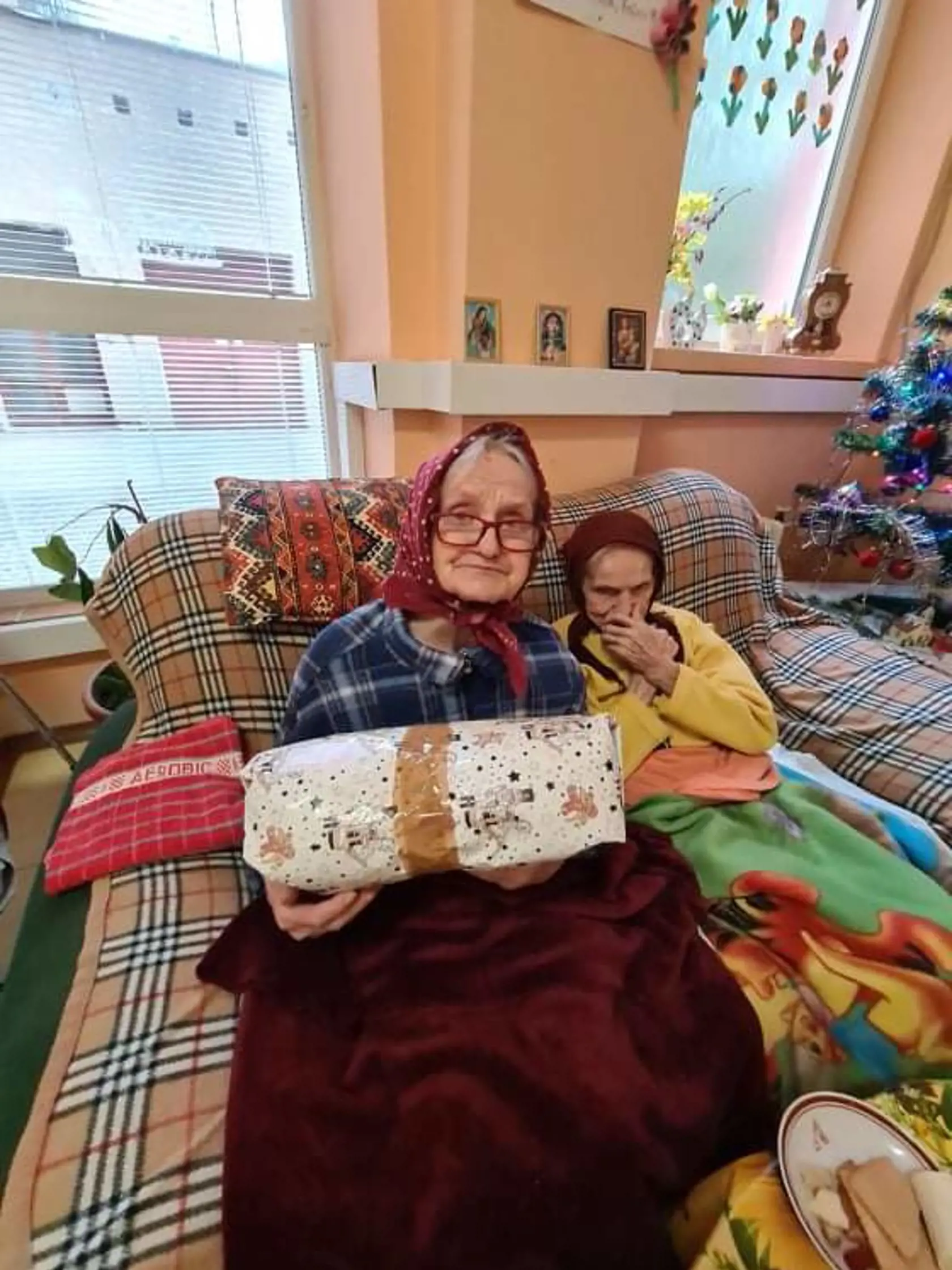 Seniori sú dojatí, že si na nich niekto na Vianoce spomenie.