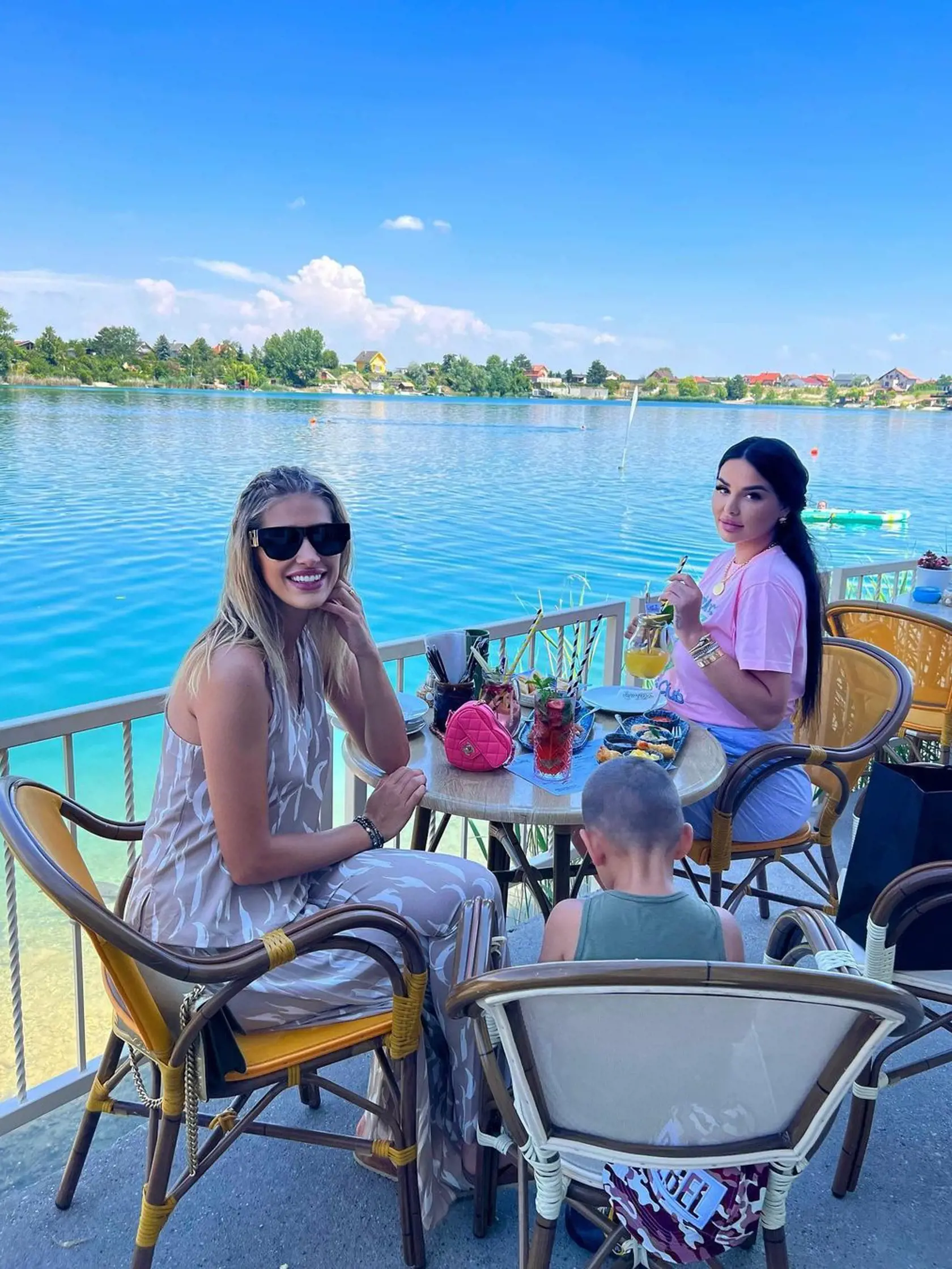 Jasmina dostala od Zuzany krásnu a drahú kabelku.