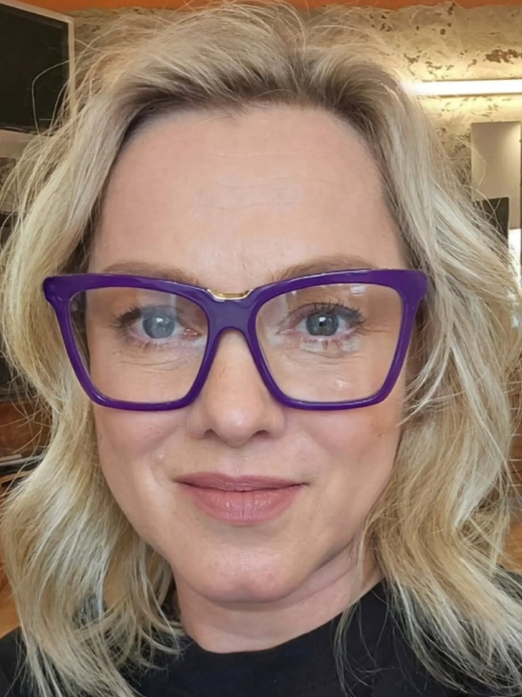Monika HIlmerová s výraznými okuliarmi. 