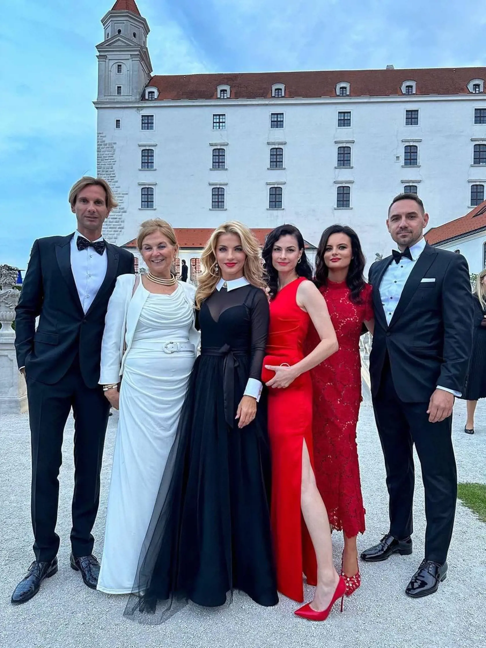 Ministerka kultúry SR Martina Šimkovičová si zvolila dlhé čierne šaty kombinované s tylom a s výraznými bielymi rukávmi a golierikom.