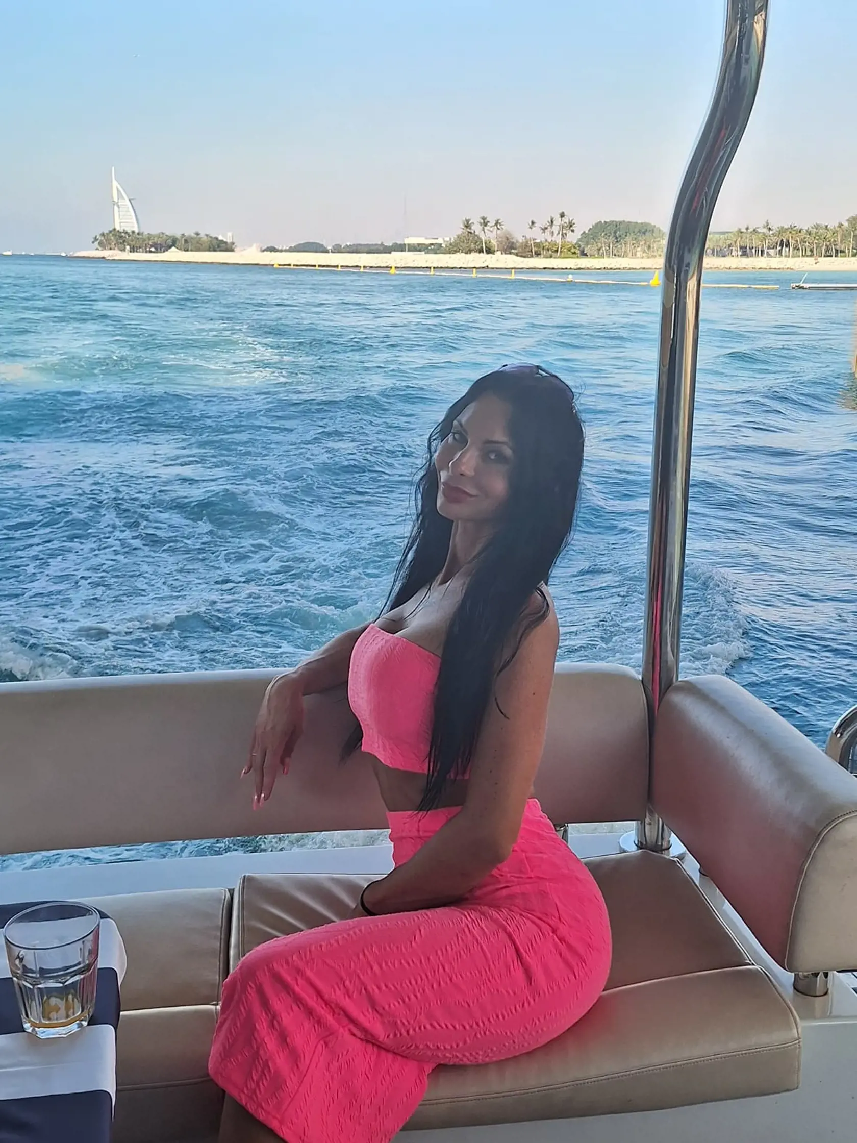 Sexi mamina Mirka Jakubisová sa pochválila fotkami z exotického Dubaja, kde odletela spolu so synom Markusom (3), dvomi dcérami z predchádzajúceho vzťahu, a spoločnosť im robil aj predseda parlamentu Kollár.