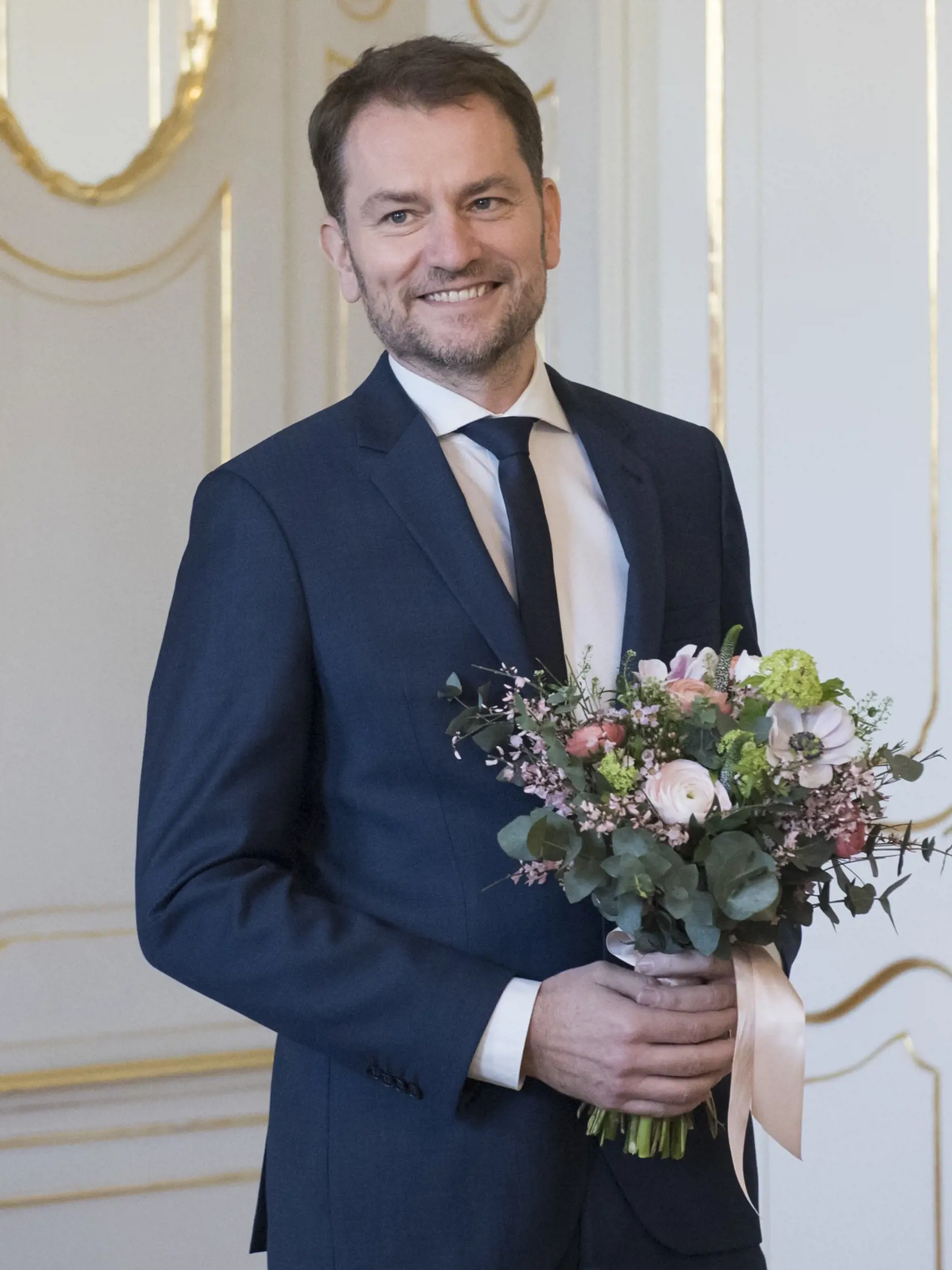 Na snímke predseda hnutia OĽaNO Igor Matovič čaká na prijatie u prezidentky SR Zuzany Čaputovej v Prezidentskom paláci 4. marca 2020 v Bratislave. Prezidentka SR Zuzana Čaputová poverí Igora Matoviča zostavením novej vlády. FOTO TASR - Martin Baumann
